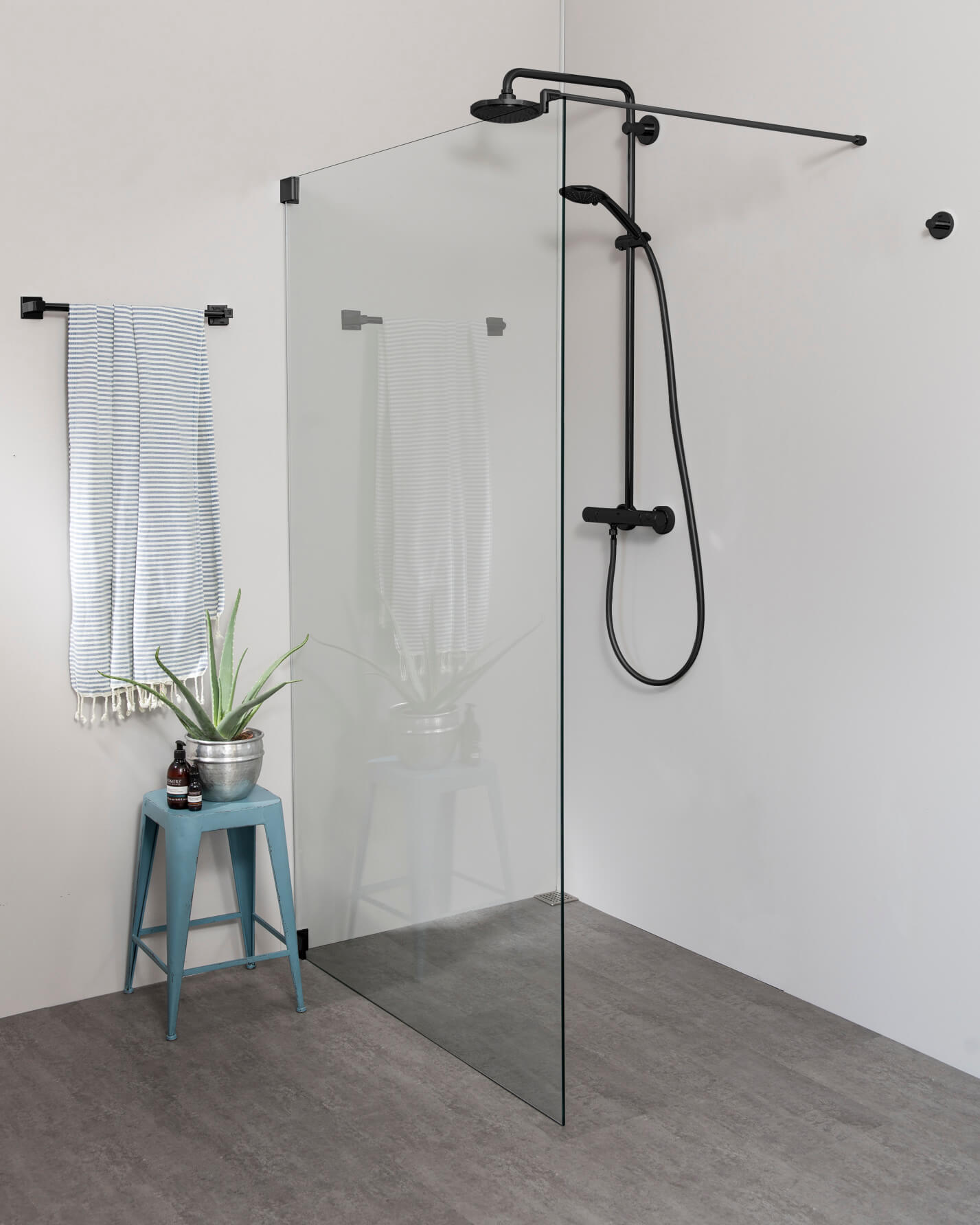 Begehbare Dusche: Freistehende Duschwand breit
