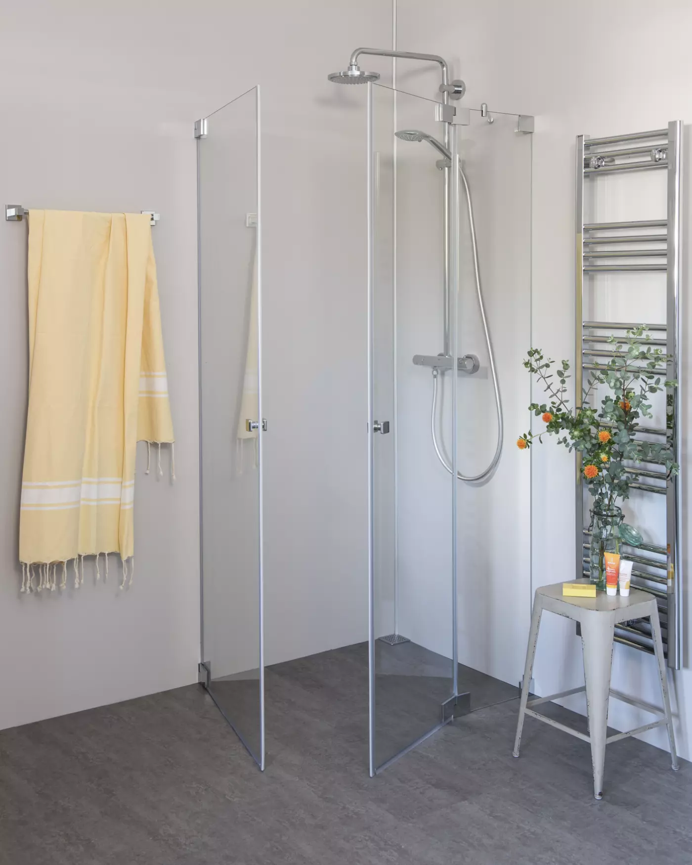Eck Duschkabine mit Pendeltür an Wand und Pendeltür an Festteil, Sondermaße