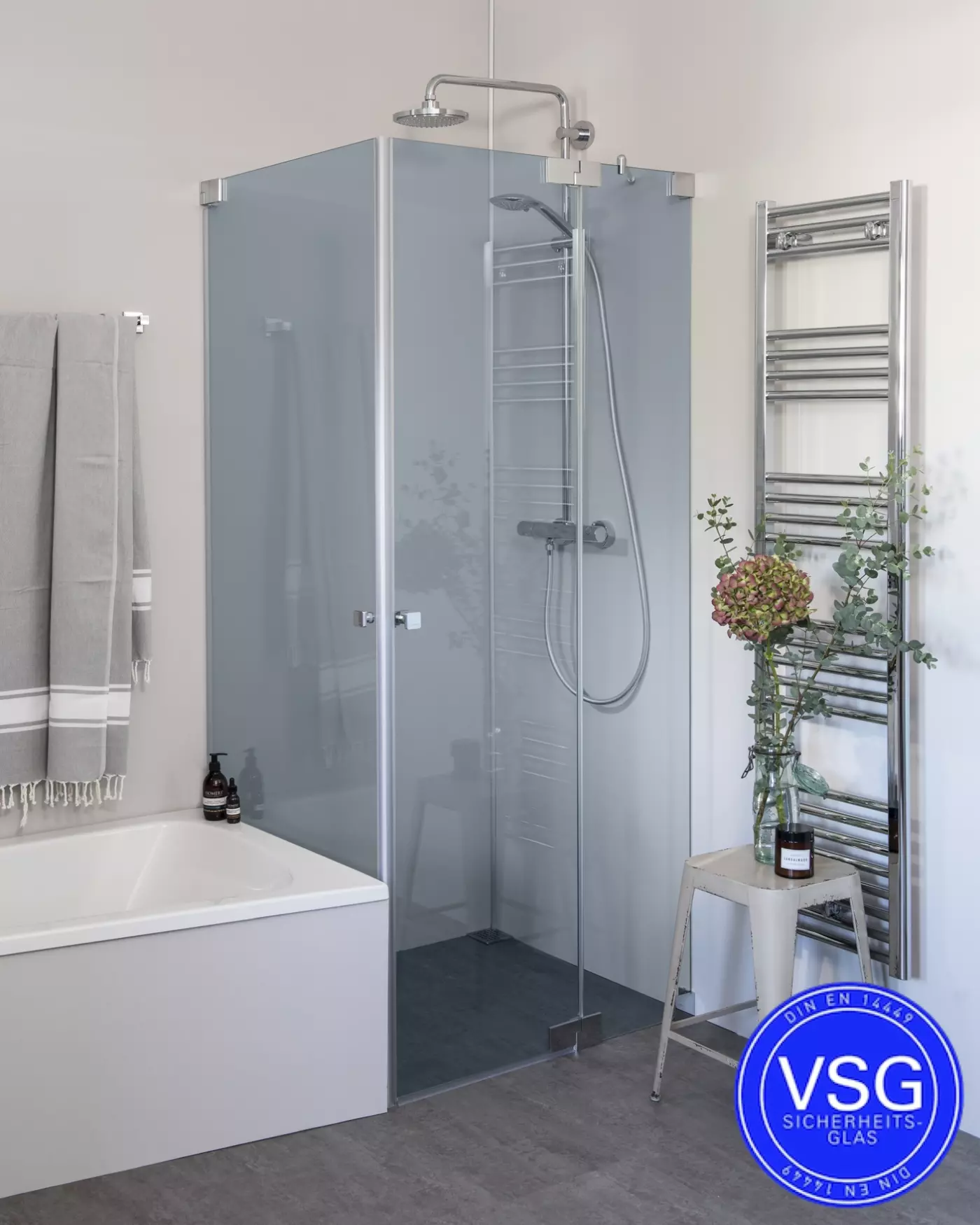 VSG Eck Duschkabine neben Badewanne mit 2 Pendeltüren nach Maß