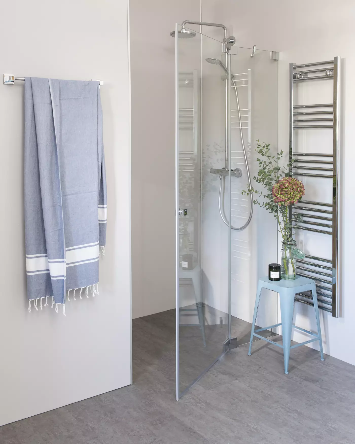 Nischendusche mit Pendeltür, groß