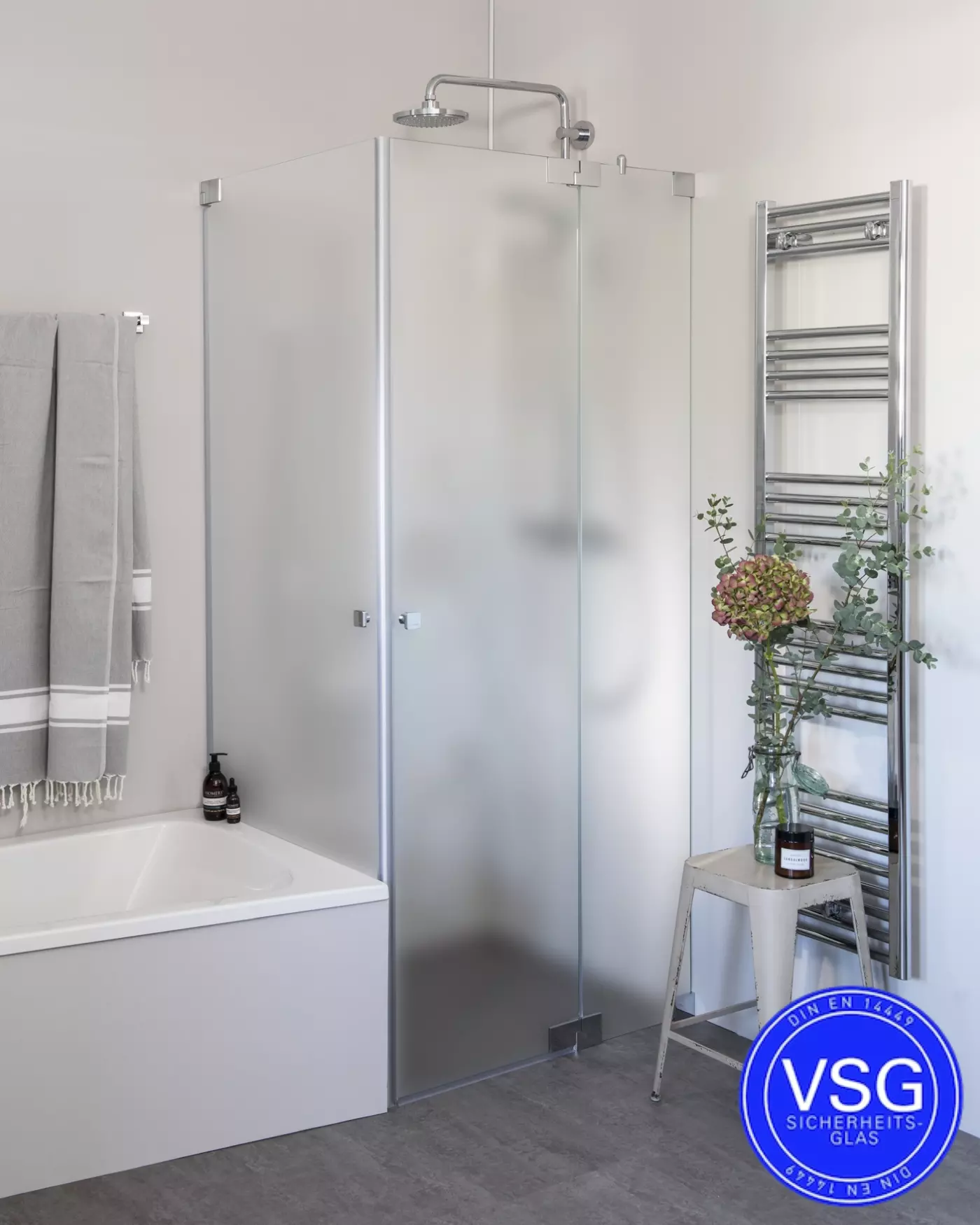 VSG Eck Duschkabine neben Badewanne mit 2 Pendeltüren nach Maß