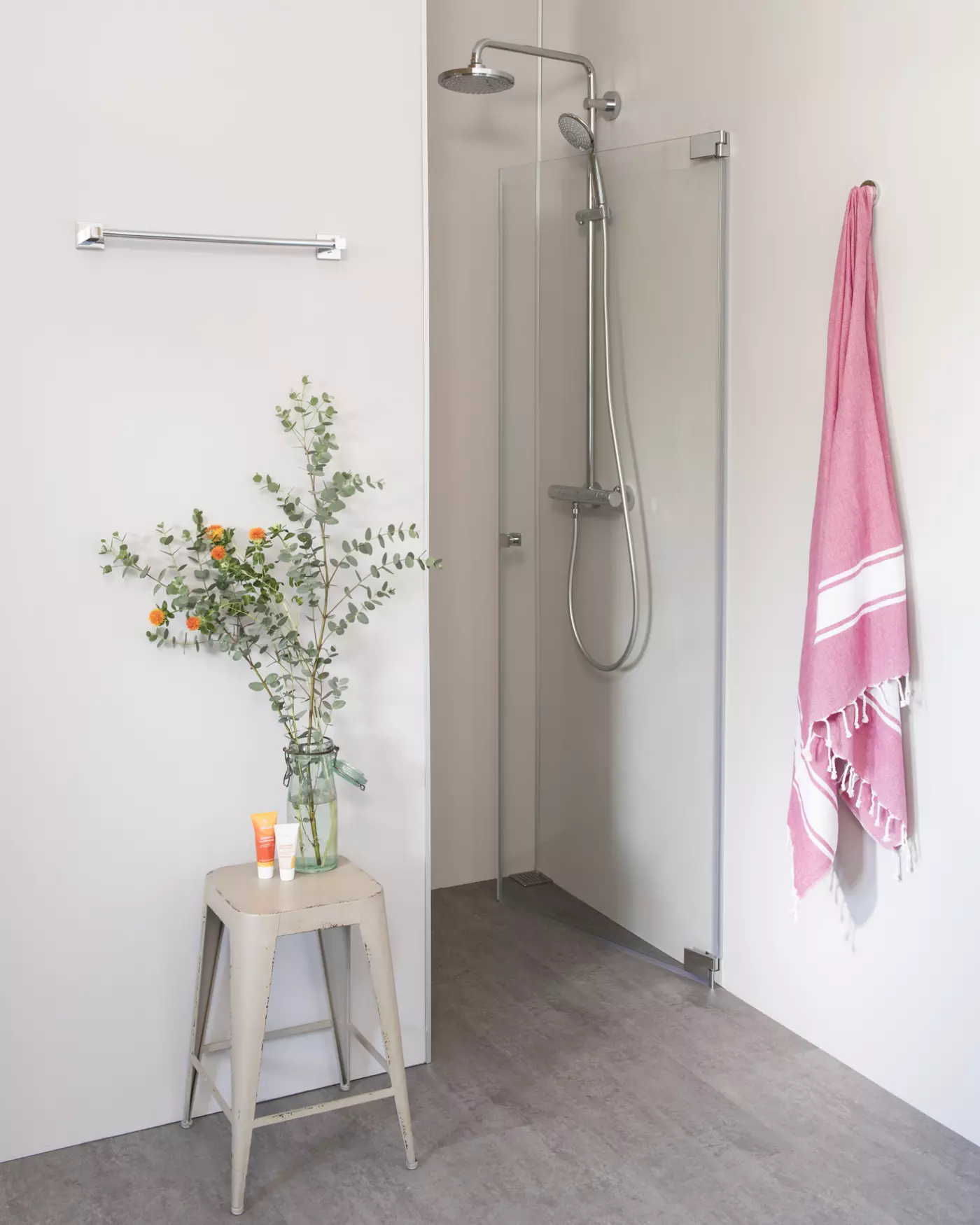 Nischendusche mit Pendeltür an Wand Sondermaße