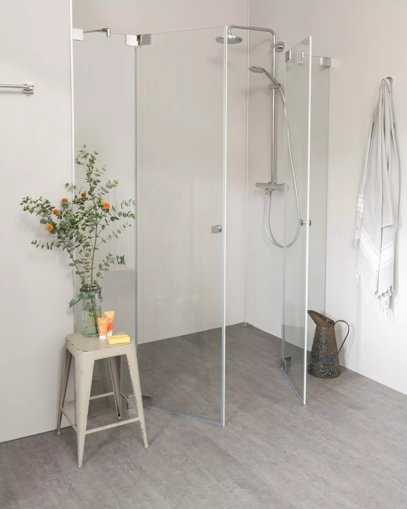 Nischendusche mit Pendeltür an Wand Sondermaße