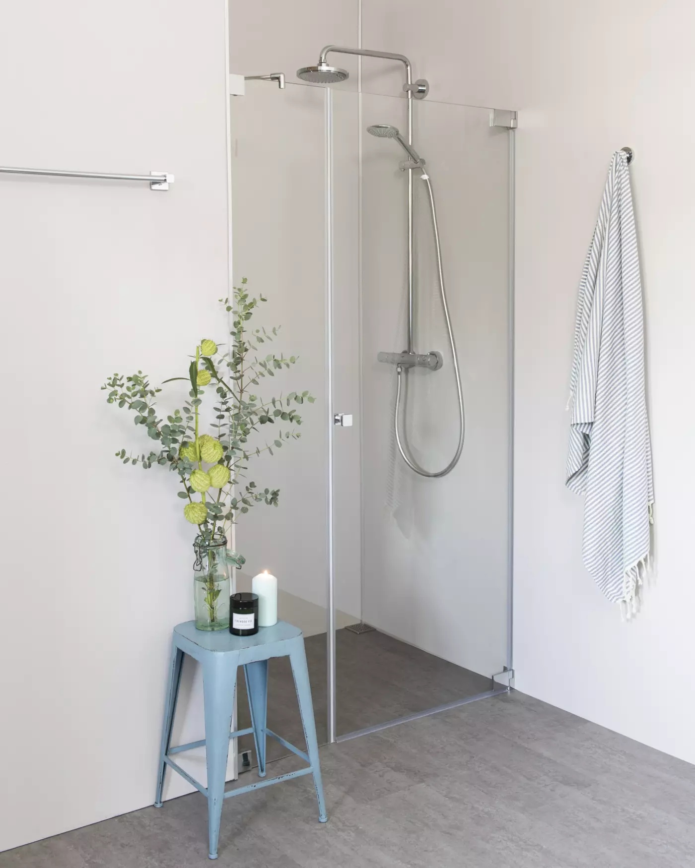 Nischendusche mit Pendeltür an Wand & Zusatz Festteil nach Maß