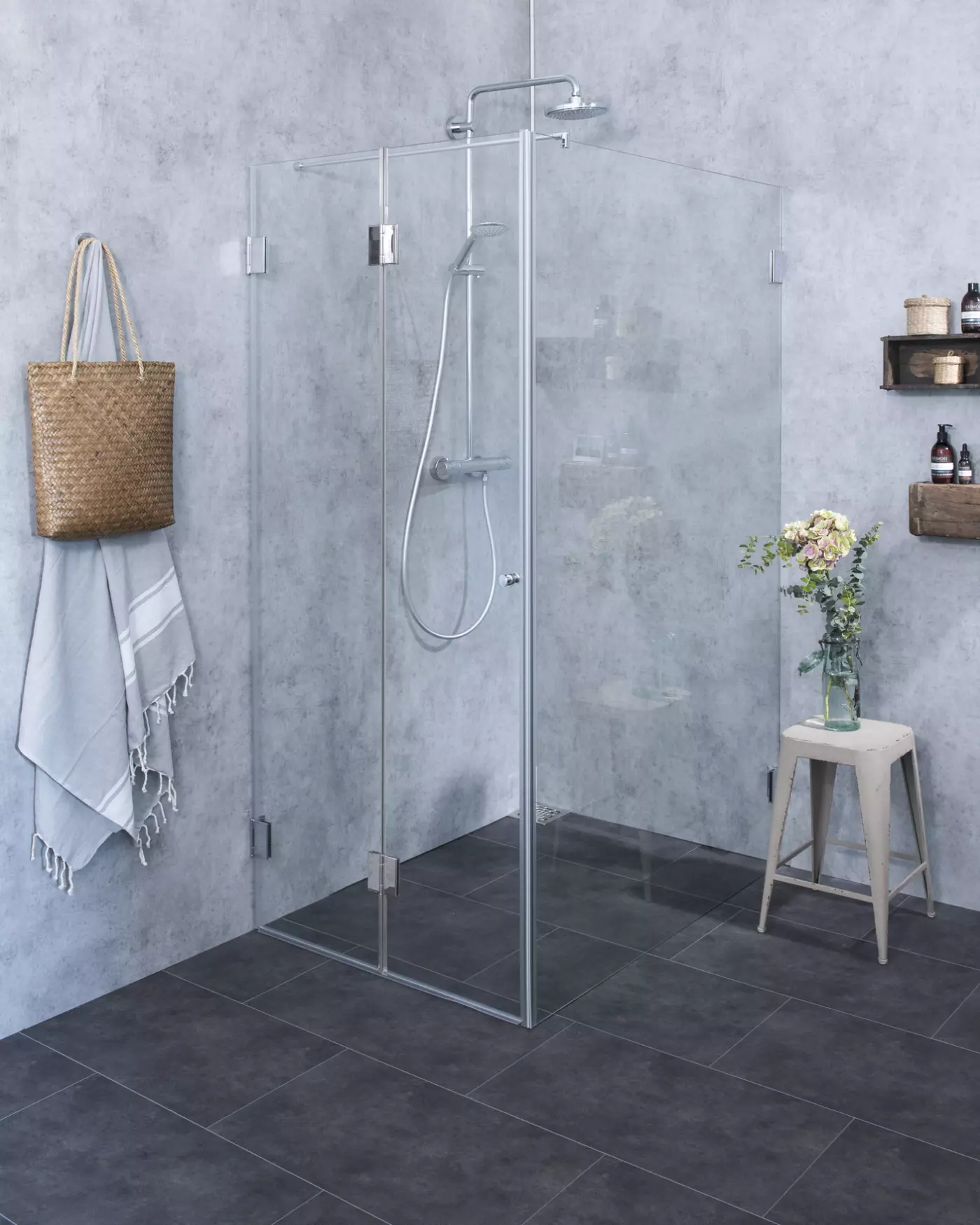 Große Eckdusche mit Falttür & Festwand