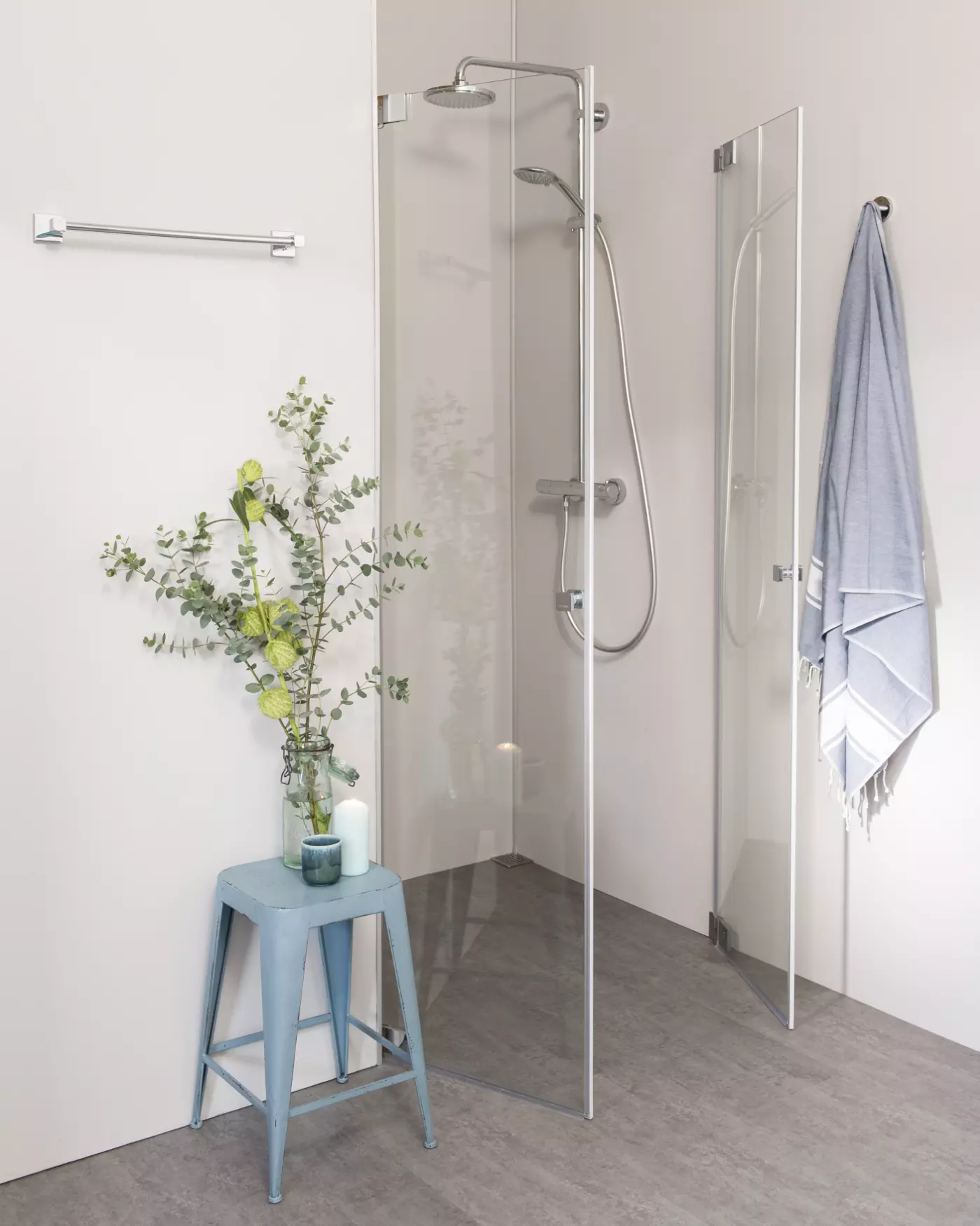 Nischendusche mit Doppelpendeltür an Wand nach Maß