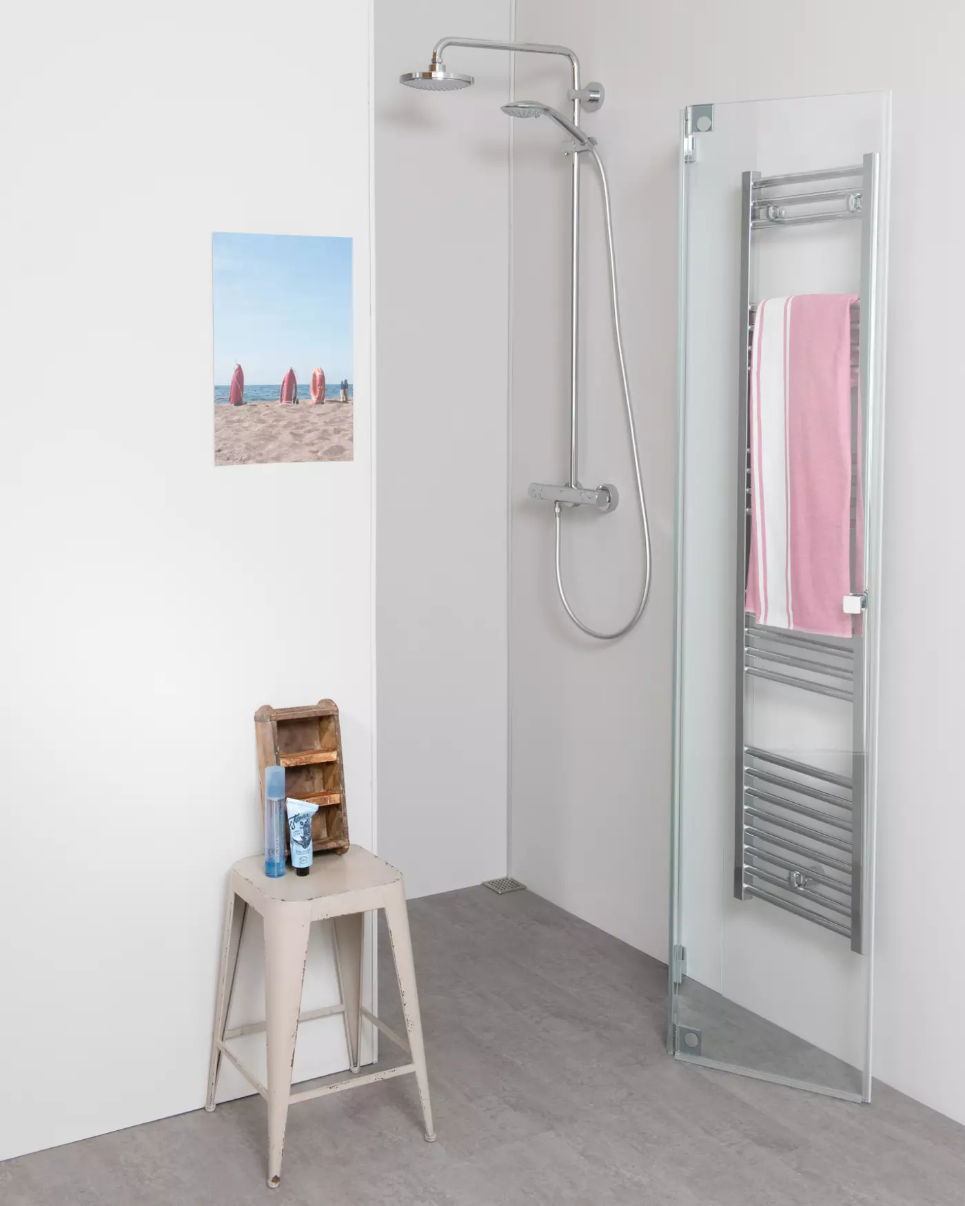 Nischendusche mit Pendeltür an Wand