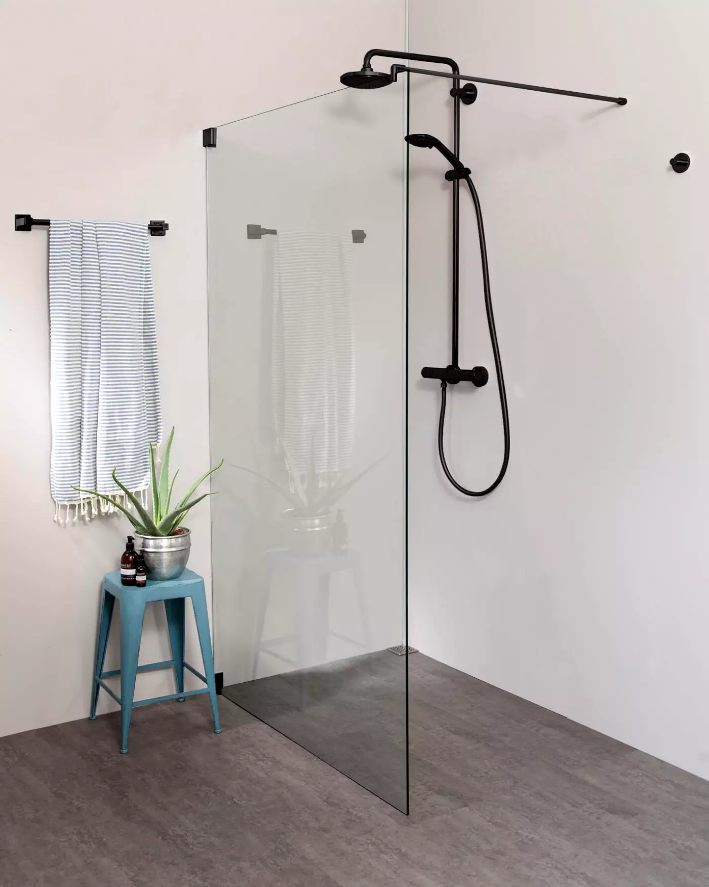 Begehbare Dusche: Freistehende Duschwand