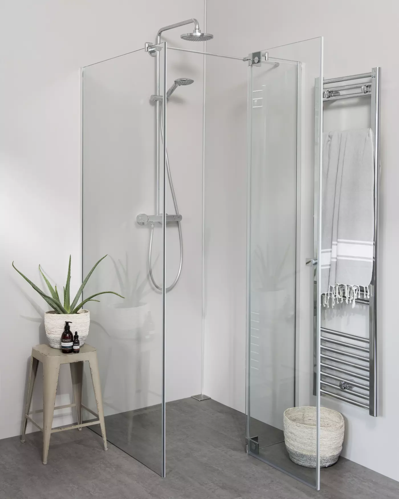 Teilgerahmte Eckdusche mit Pendeltür und Festwand