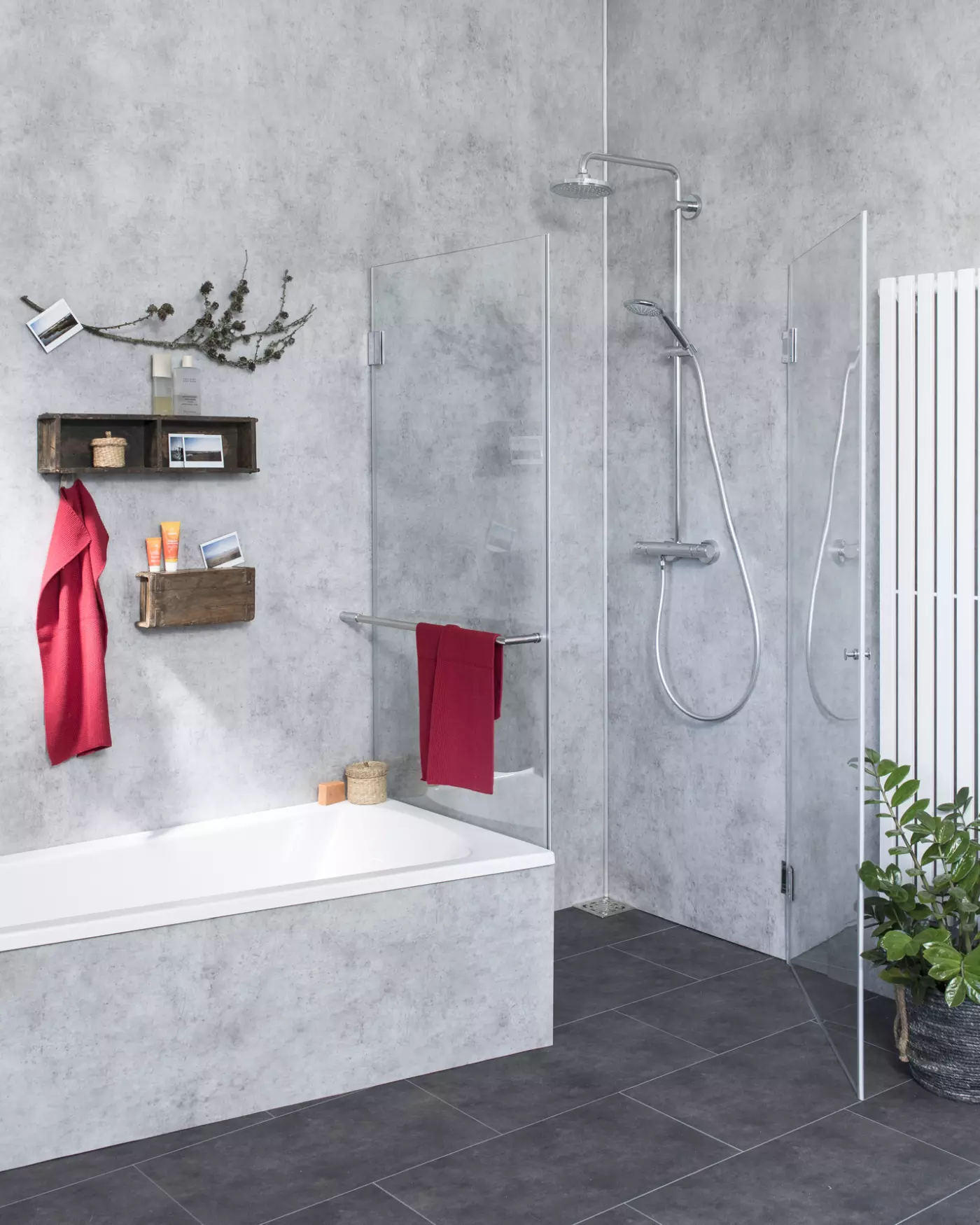 Eckdusche neben Badewanne mit Festwand verkürzt & Tür an Wand