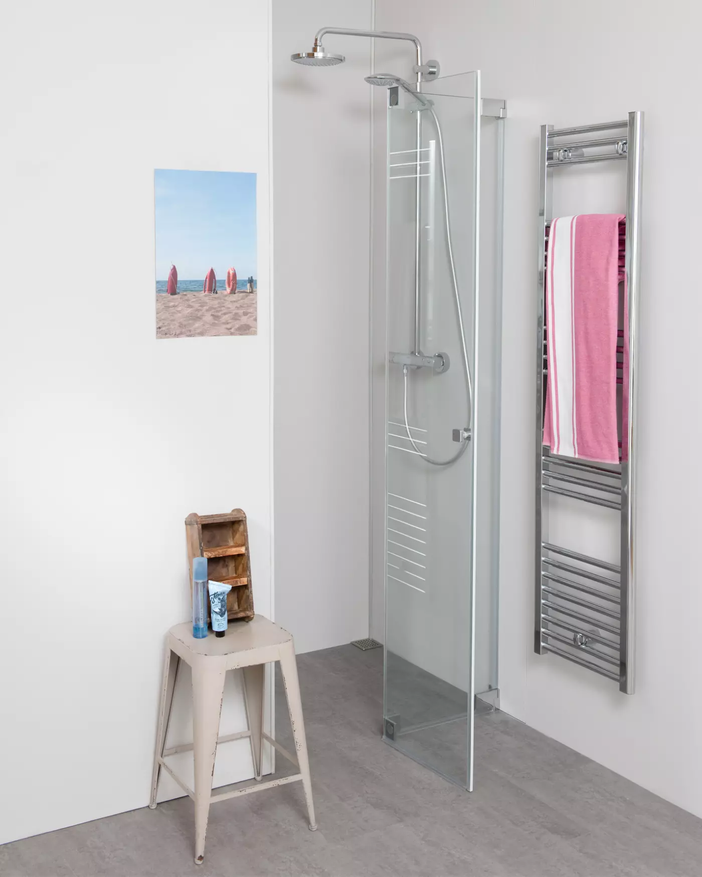 Nischendusche mit Pendeltür an Wand