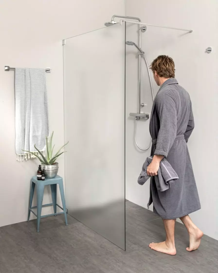 Begehbare Dusche: Freistehende Duschwand
