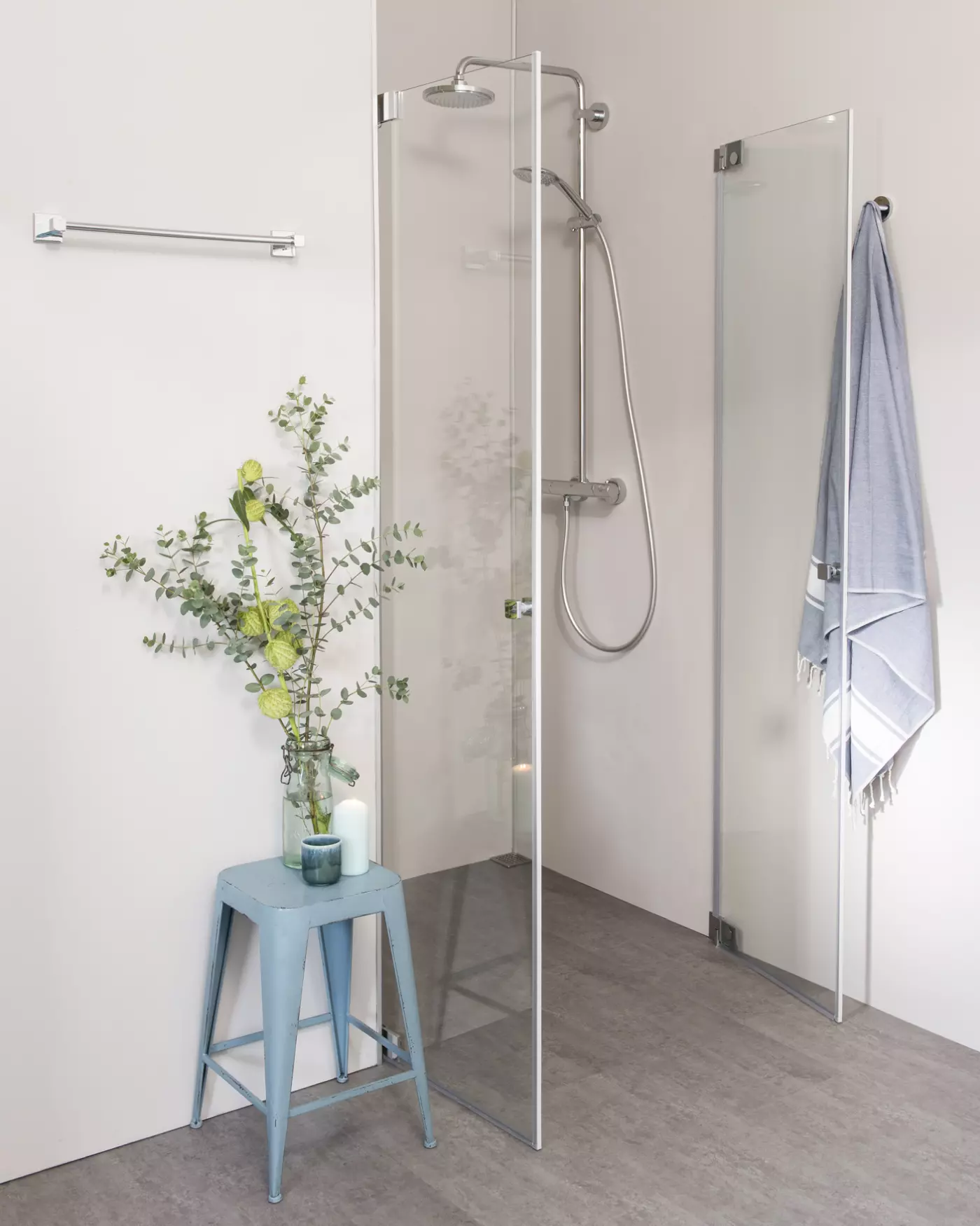 VSG Nischendusche mit Doppelpendeltür an Wand nach Maß