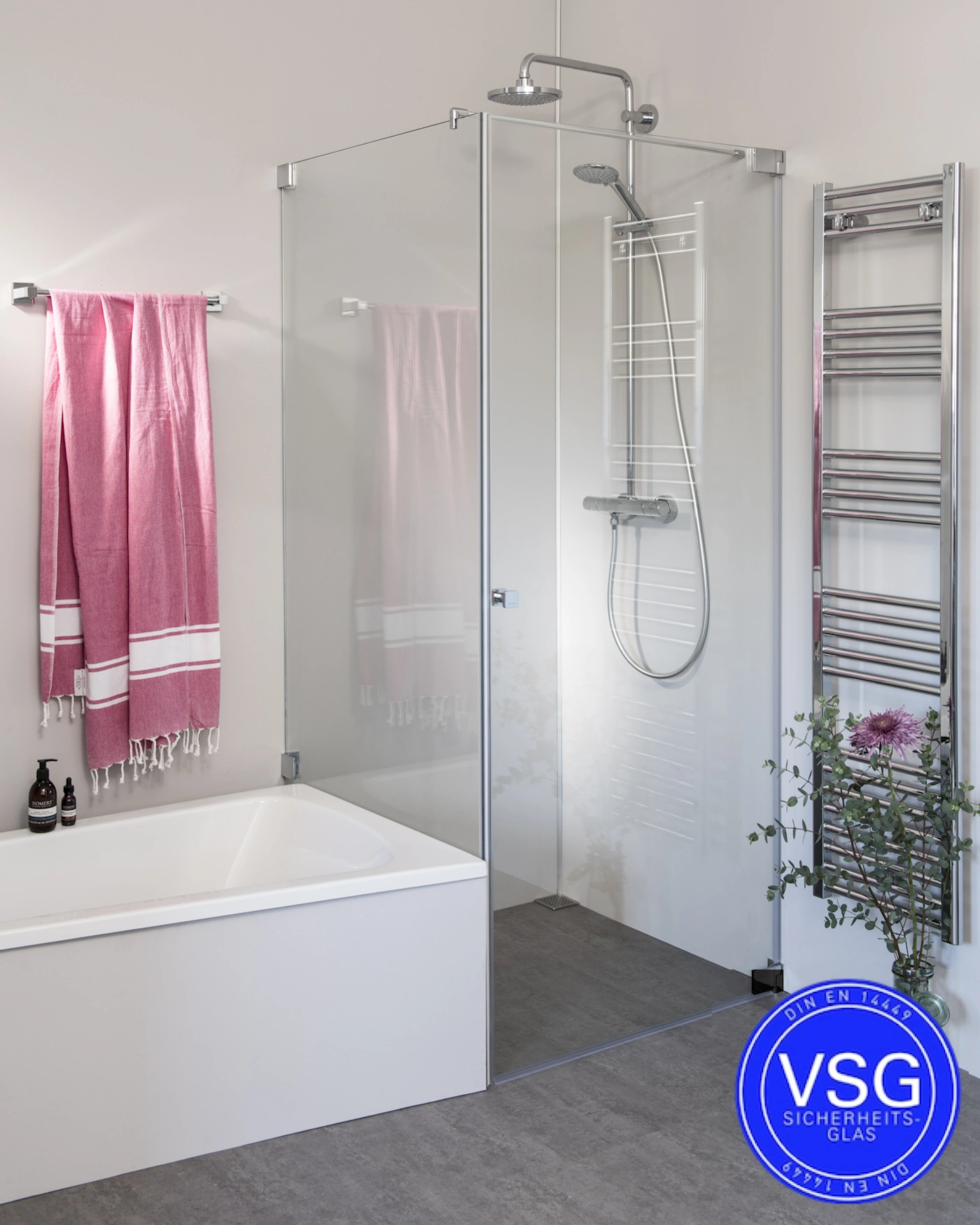 VSG Eckdusche nach Maß neben Badewanne mit Festwand verkürzt & Pendeltür