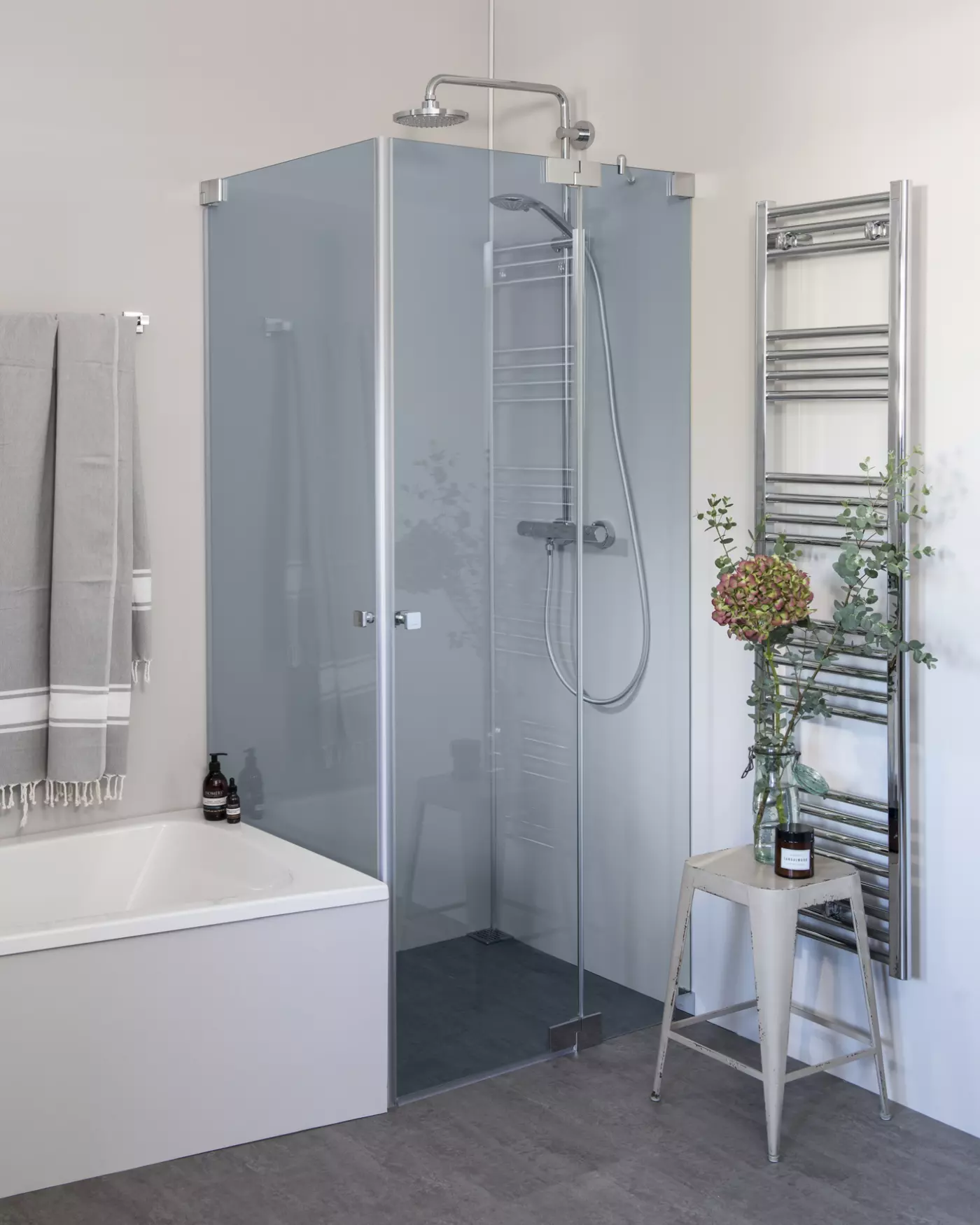 Eck Duschkabine neben Badewanne mit 2 Pendeltüren nach Maß