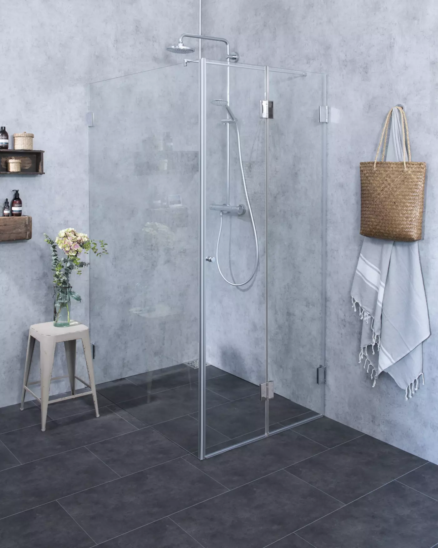Große Eckdusche mit Falttür & Festwand