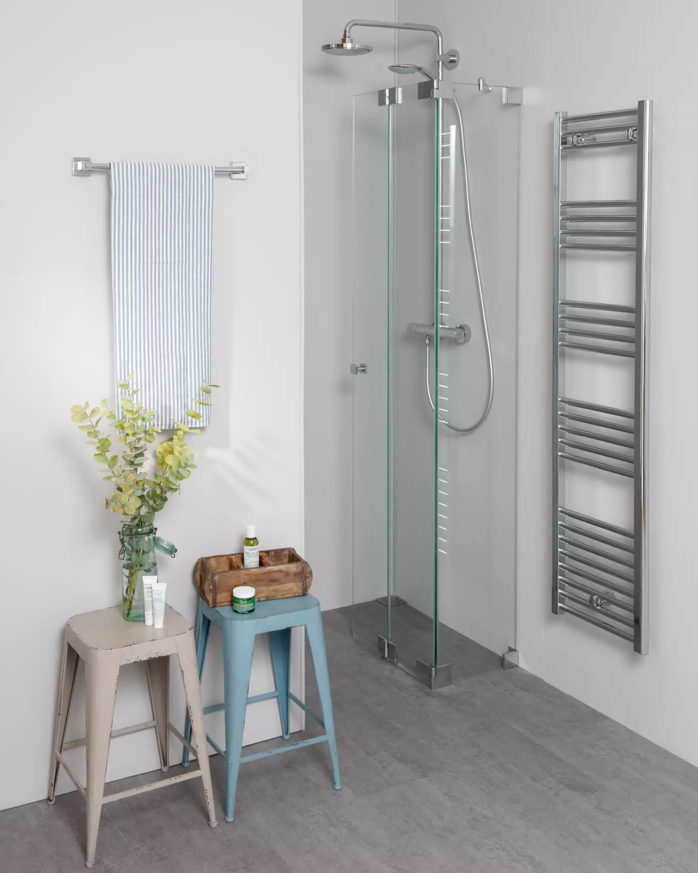 Nischendusche mit Falttür an Wand nach Maß