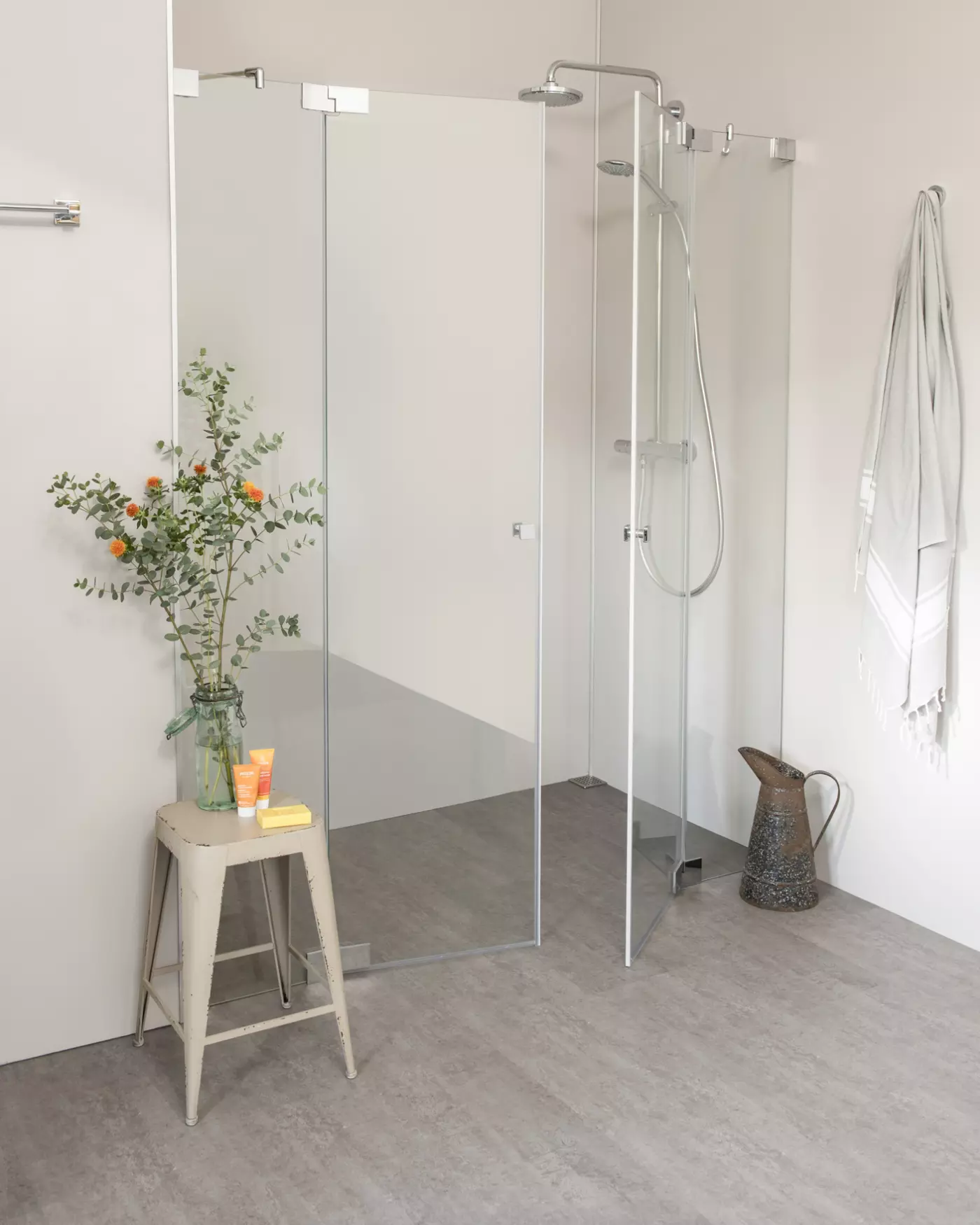 Nischendusche mit Pendeltür an Wand Sondermaße