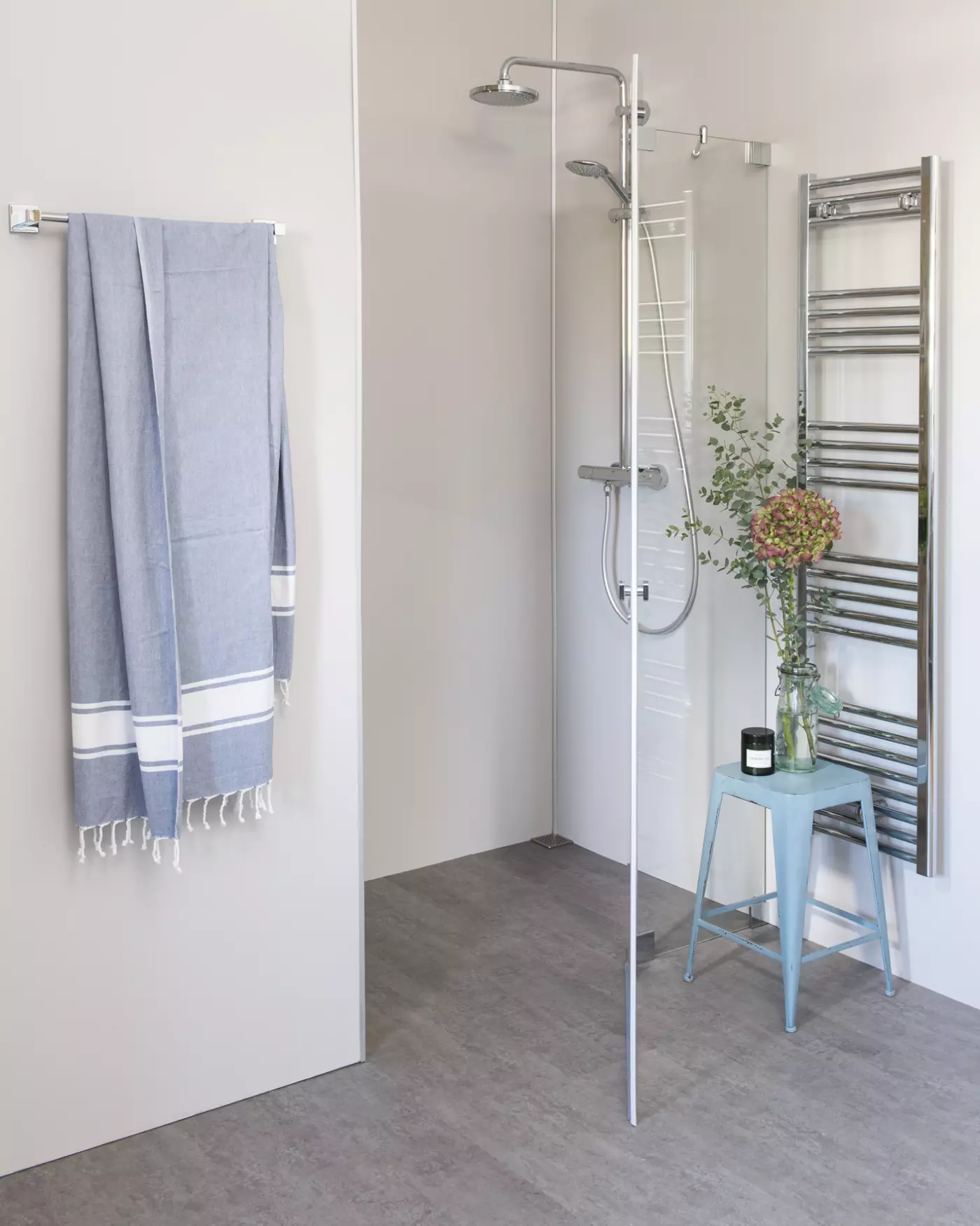 Nischendusche mit Pendeltür, groß