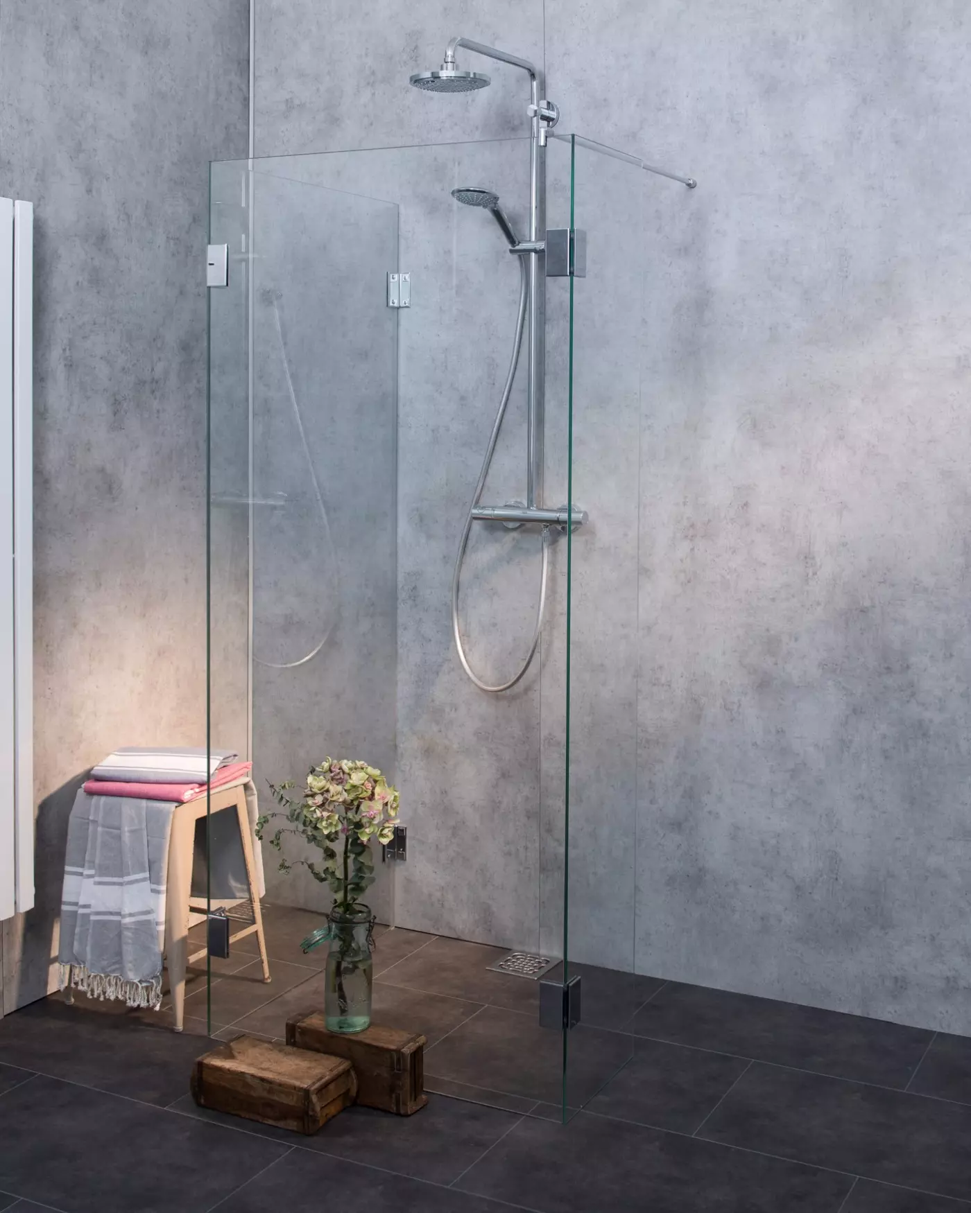 Große Walk-in Dusche mit 3 Seiten