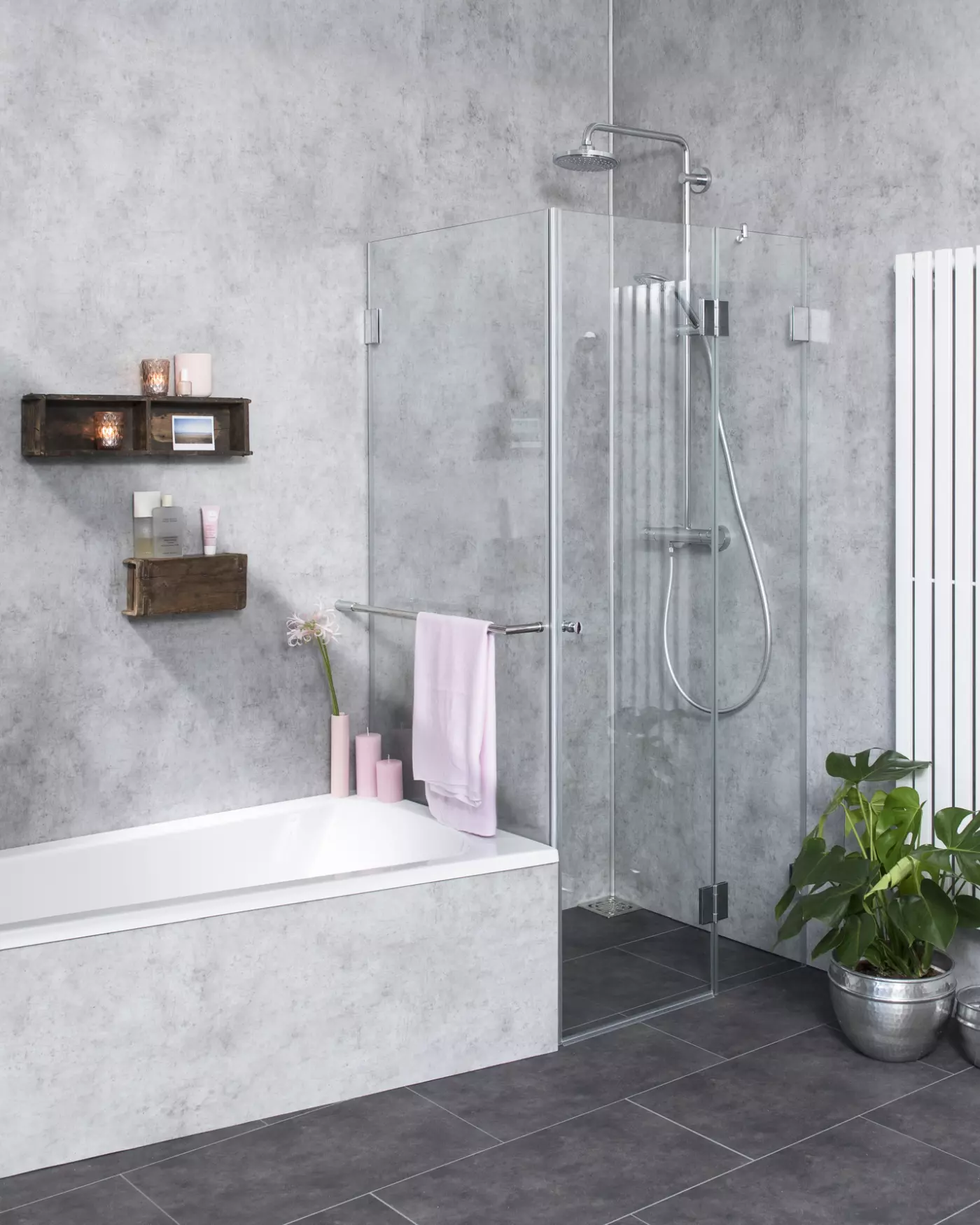 Eckdusche neben Badewanne mit Festwand verkürzt & Tür an Festteil