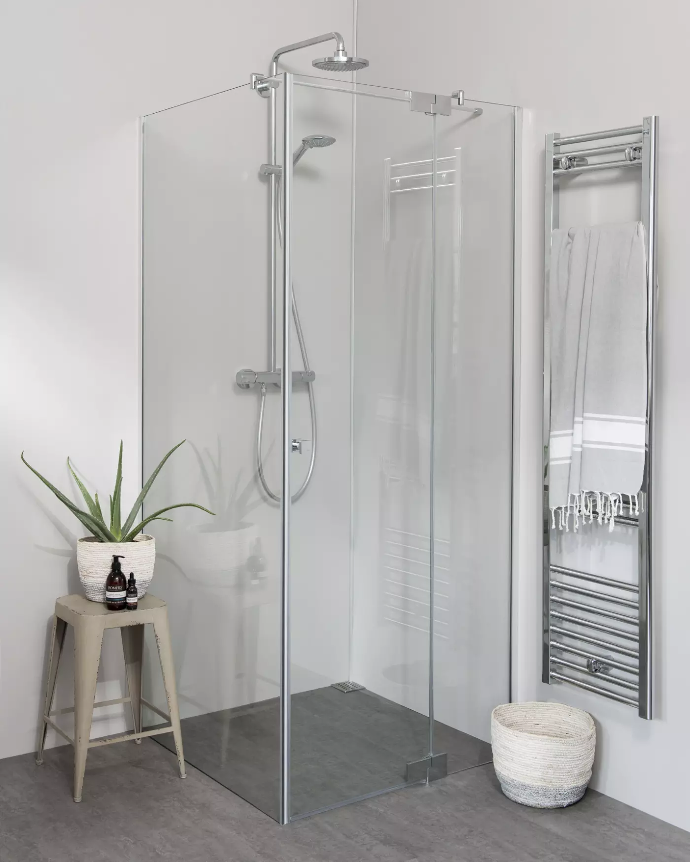 Teilgerahmte Eckdusche mit Pendeltür und Festwand