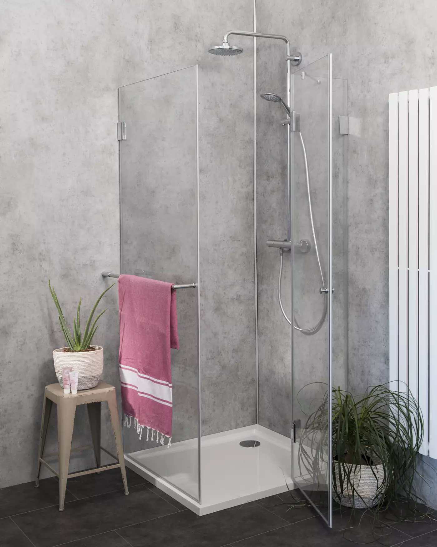 Eckdusche mit Festwand & Tür an Festteil