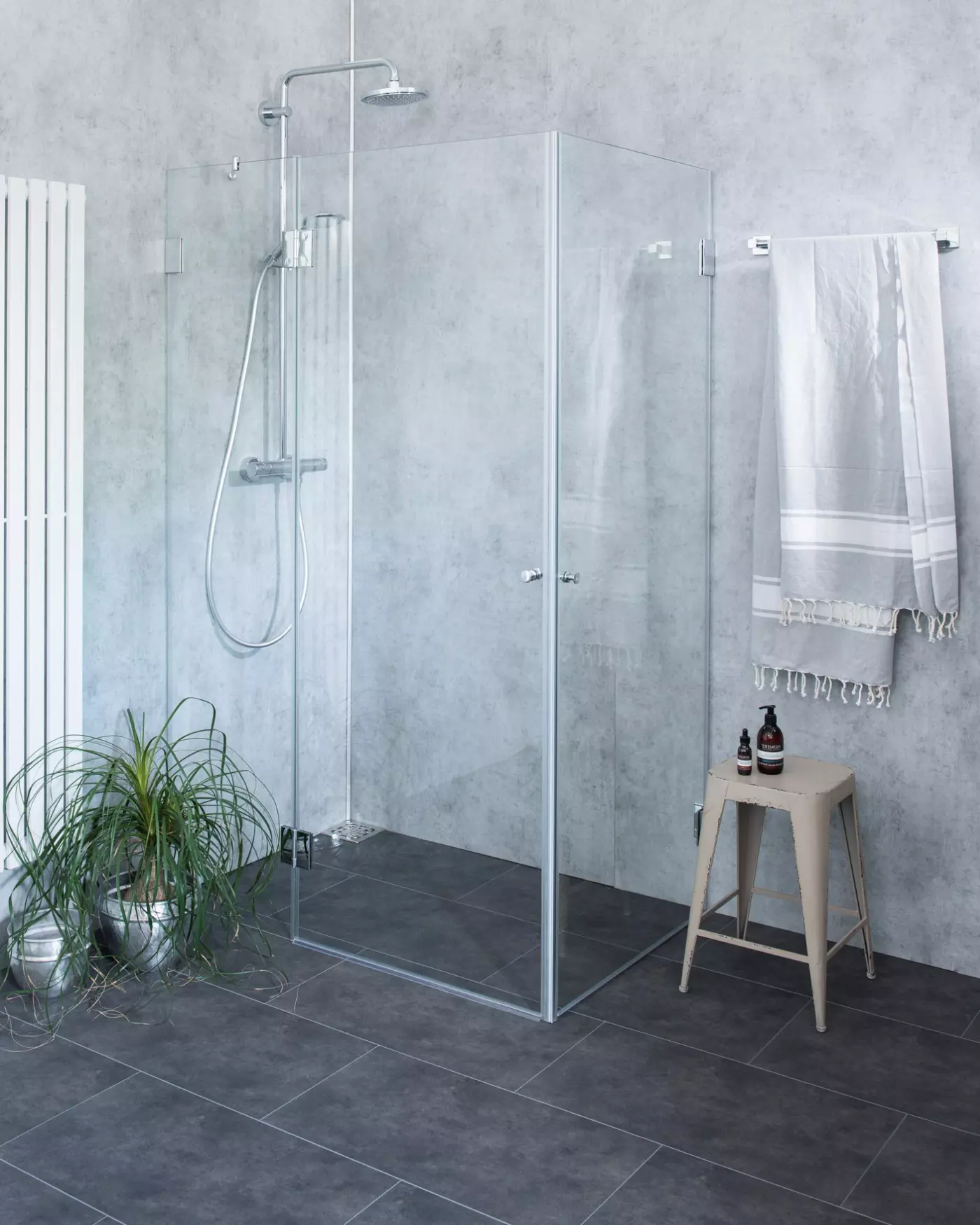 Große Eckdusche mit Innentür und Tür an Festteil