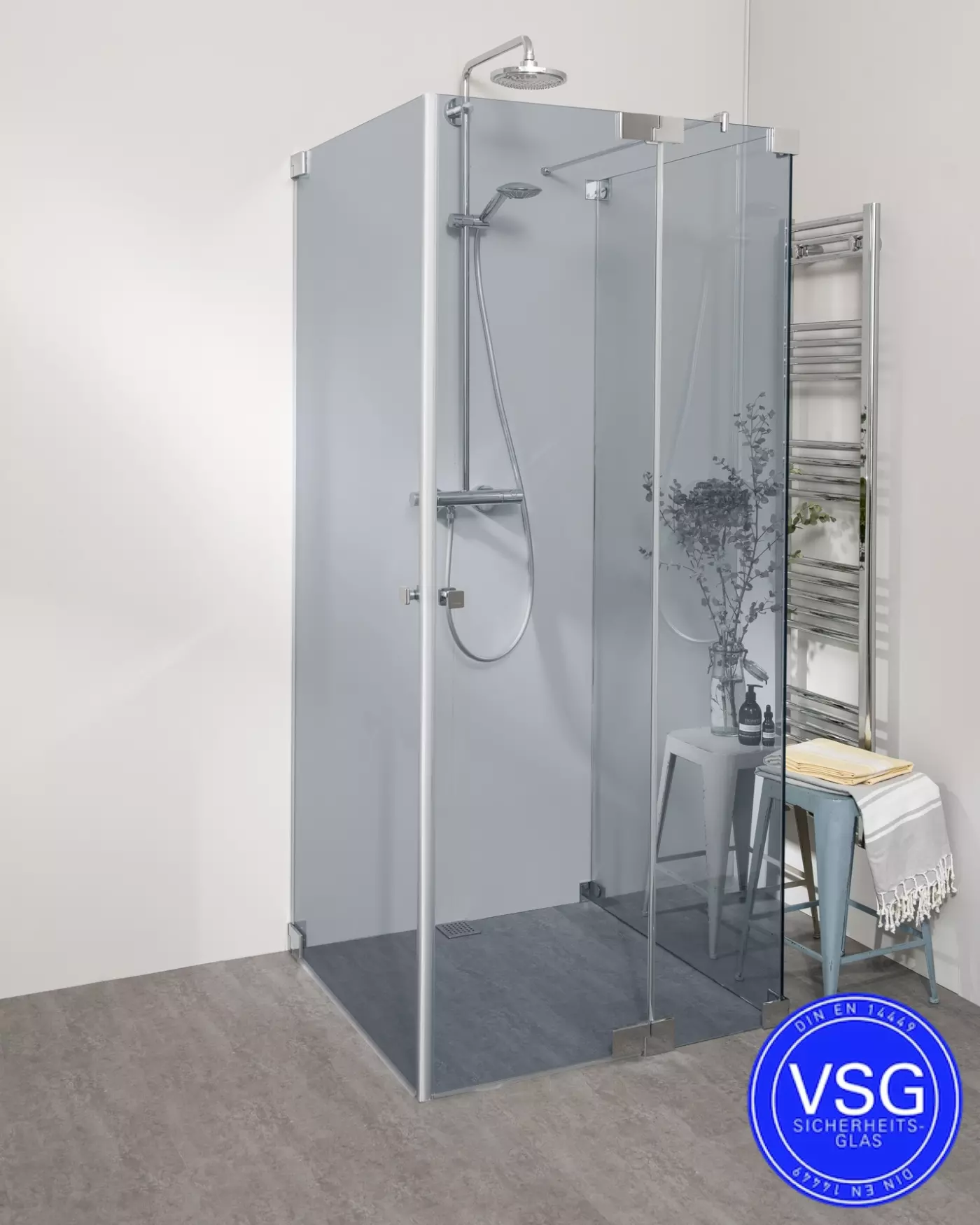 VSG Duschkabine U Form neben Badewanne mit 2 Pendeltüren & Festwand nach Maß