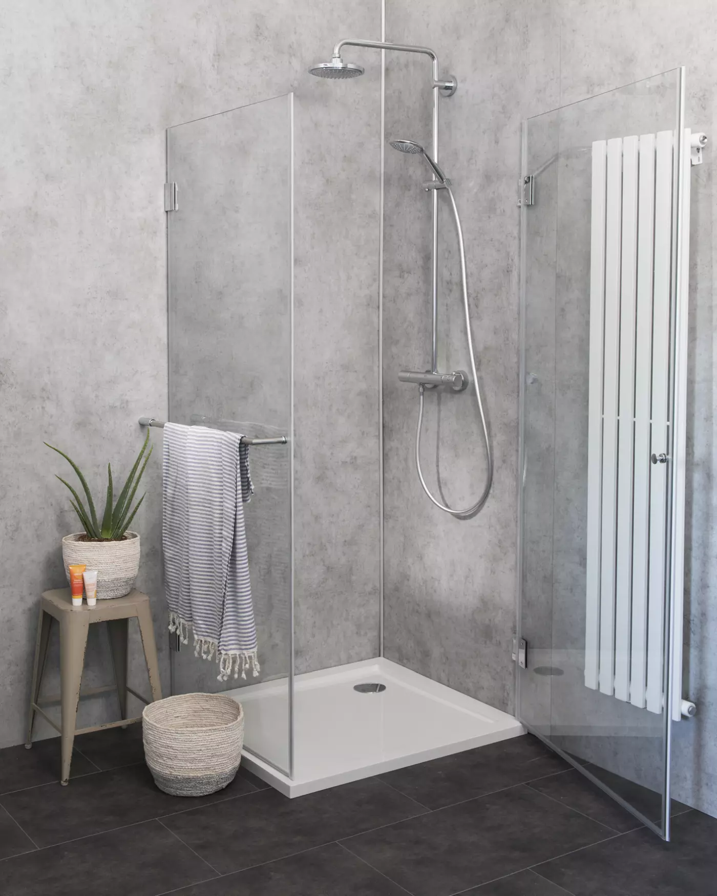 Eckdusche 100x100 mit Festwand H=173cm & Duschwanne