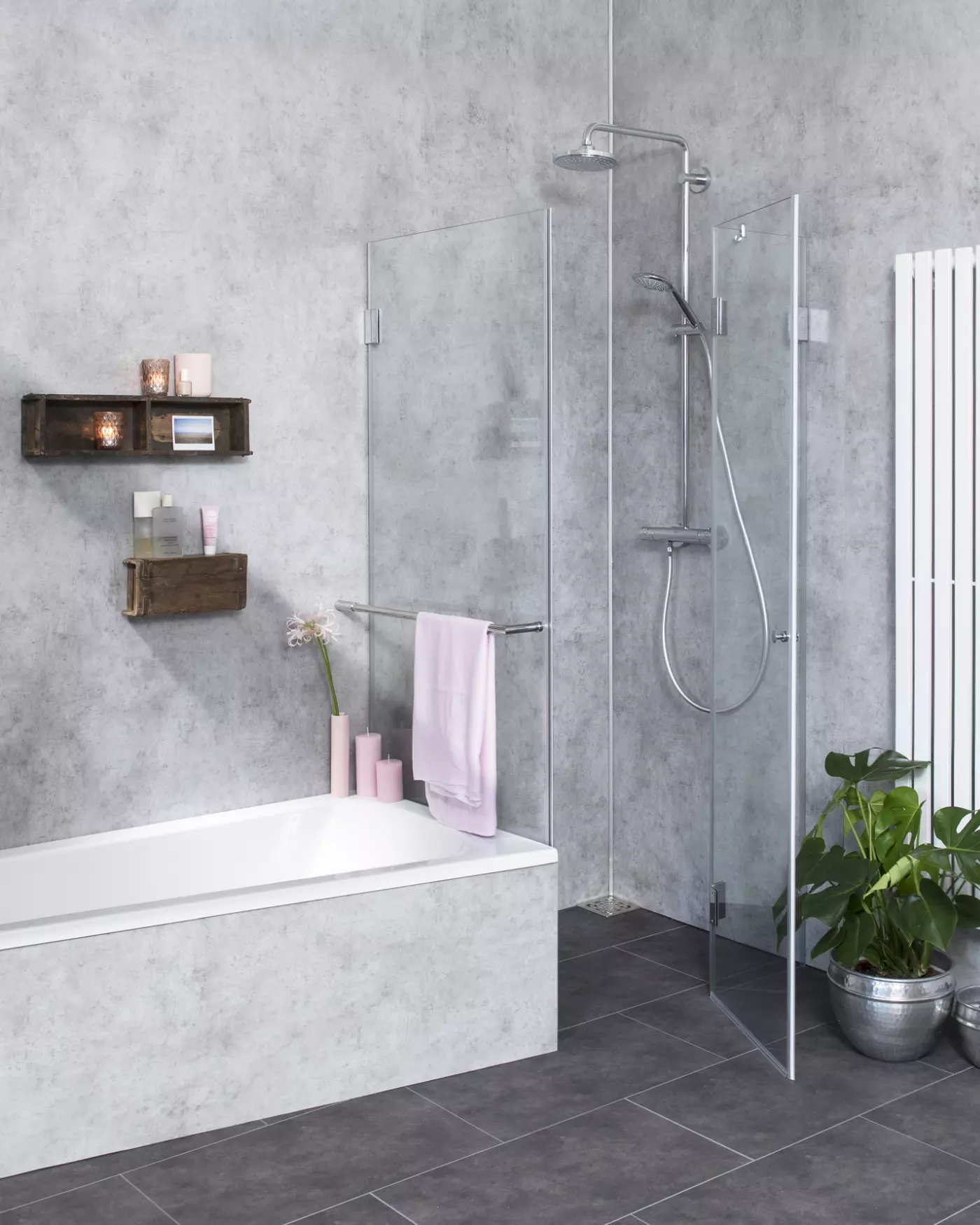 Bündige Eck-Dusche neben Badewanne mit Festwand verkürzt