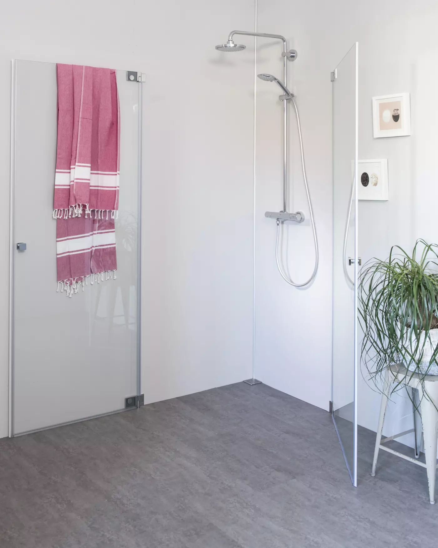 Eck Duschkabine mit 2 Pendeltüren an Wand