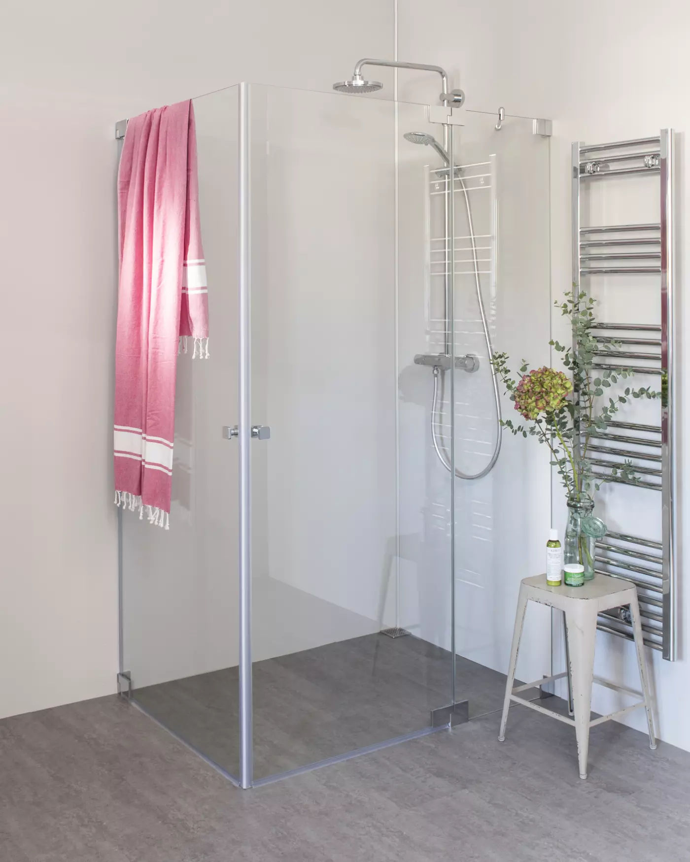 Eck Duschkabine mit Pendeltür an Wand und Pendeltür an Festteil, groß