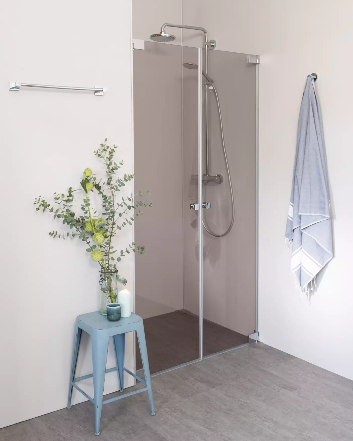 Nischendusche mit Doppelpendeltür an Wand nach Maß