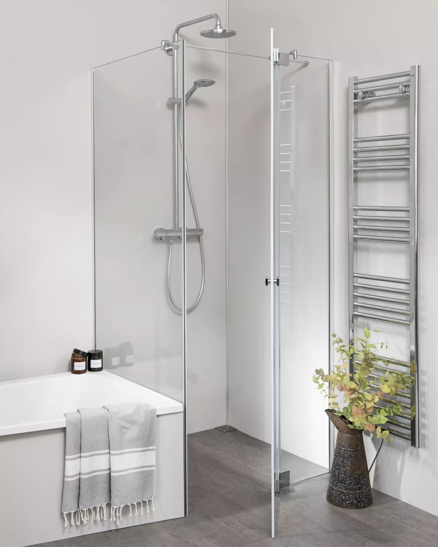 Teilgerahmte Eck Duschkabine mit verkürzter Seitenwand neben Badewanne und Pendeltür