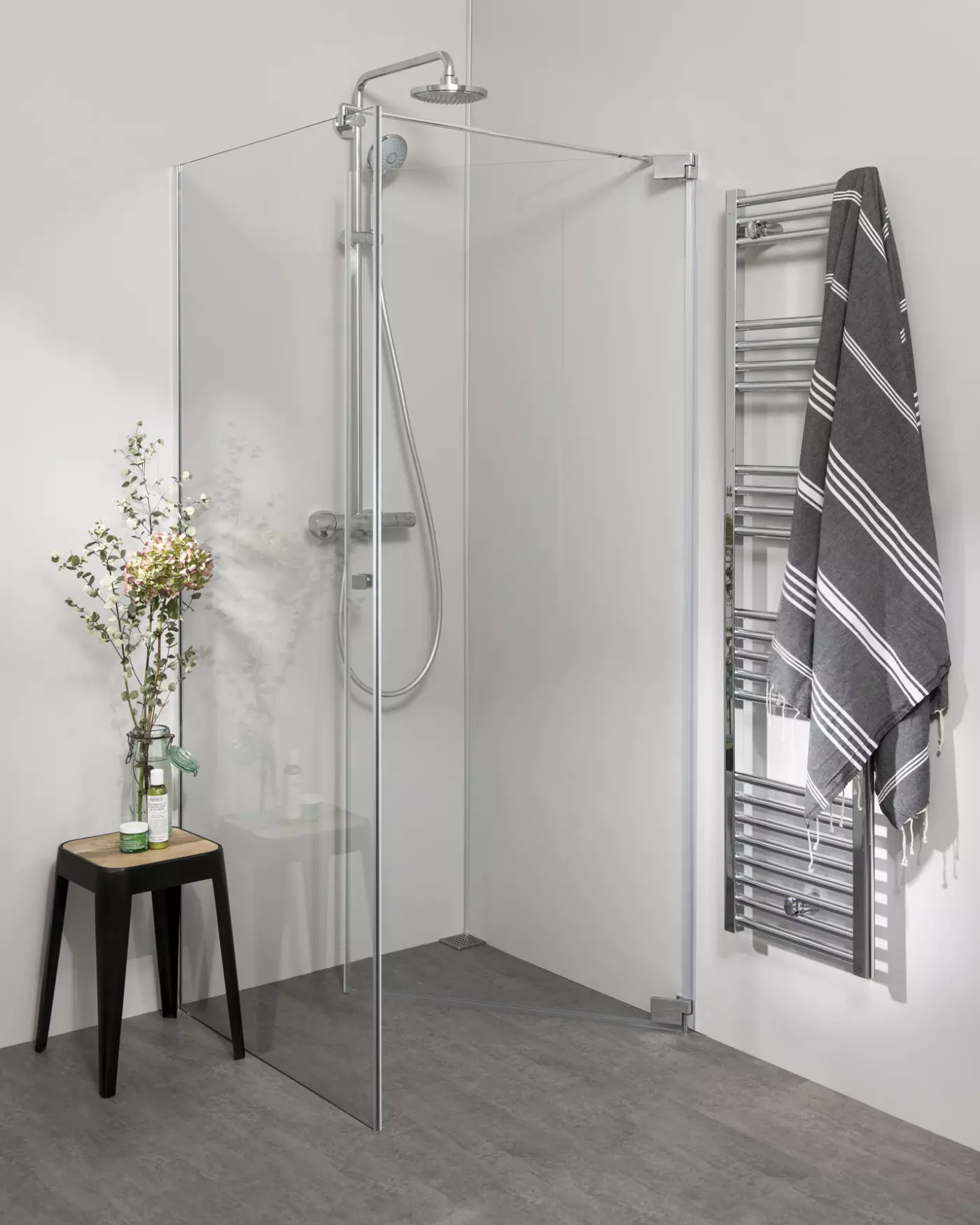 Teilgerahmte Eckdusche 100x100 mit Pendeltür an Wand und Festwand & Duschwanne