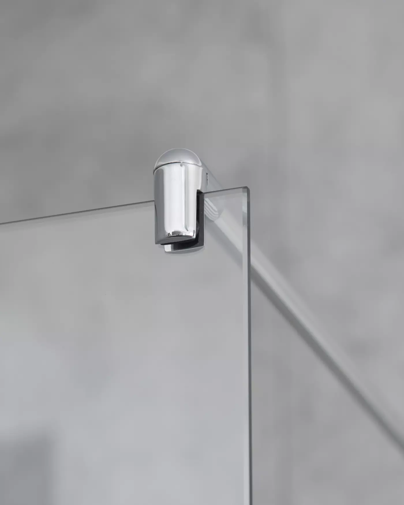 Teilgerahmte Eck Duschkabine neben Badewanne mit Festwand verkürzt & Pendeltür, Maßanfertigung