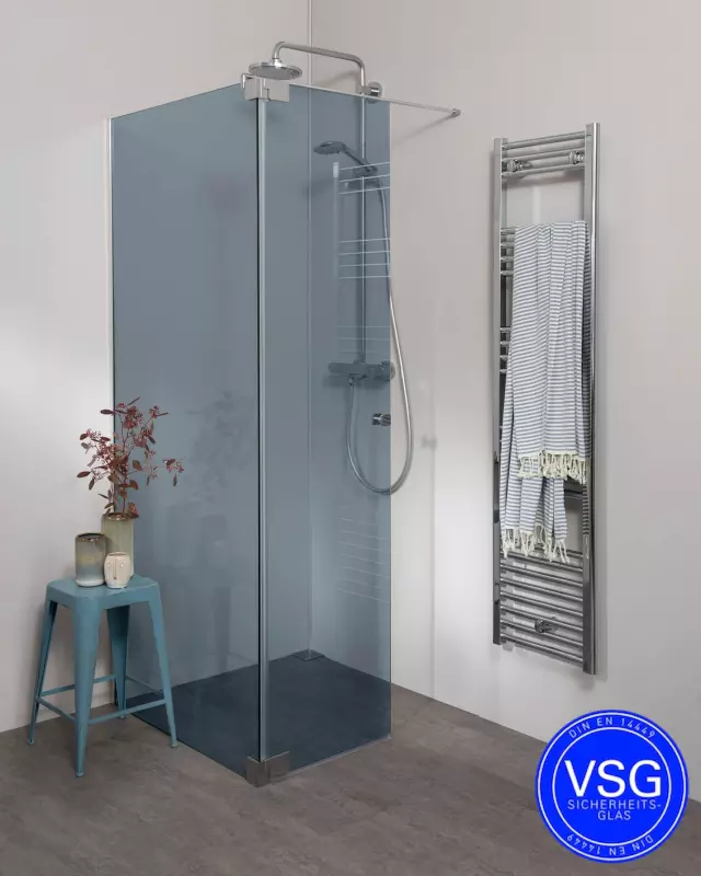 Begehbare VSG Dusche: Duschwand mit Wandprofil & Klappteil über Eck nach Maß