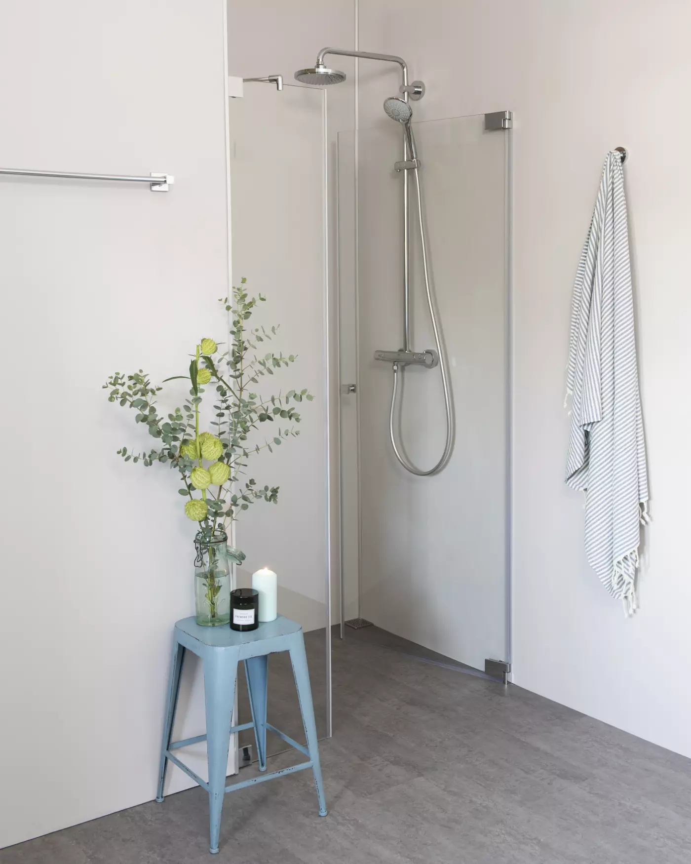 Nischendusche mit Pendeltür an Wand & Zusatz Festteil nach Maß