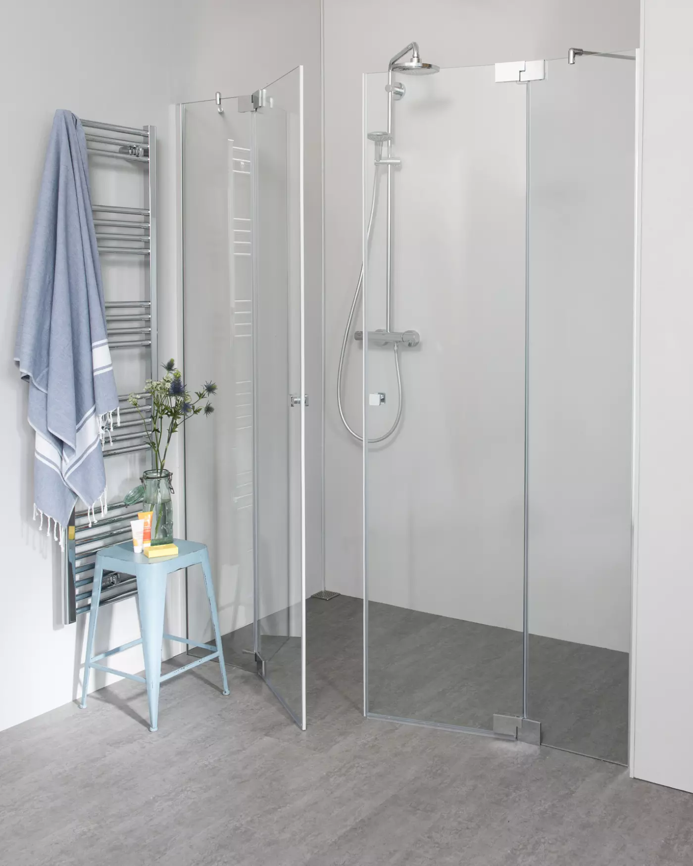 Teilgerahmte Nischendusche mit Doppelpendeltür nach Maß