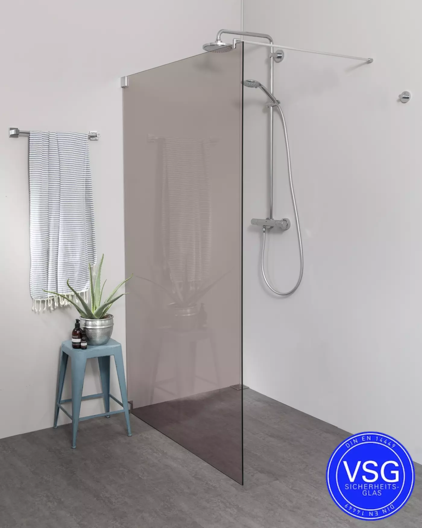 Begehbare VSG Dusche: Freistehende Duschwand Maßanfertigung