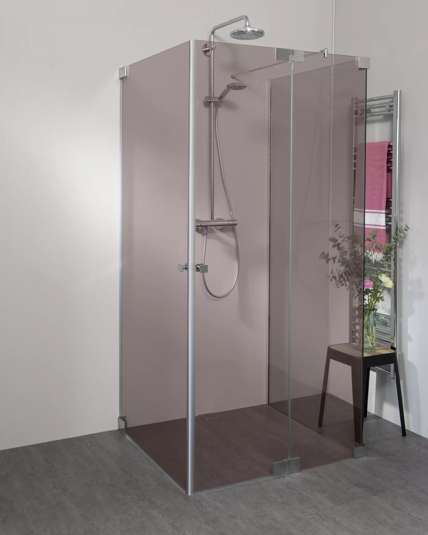 Duschkabine U Form neben Badewanne mit 2 Pendeltüren & Festwand nach Maß