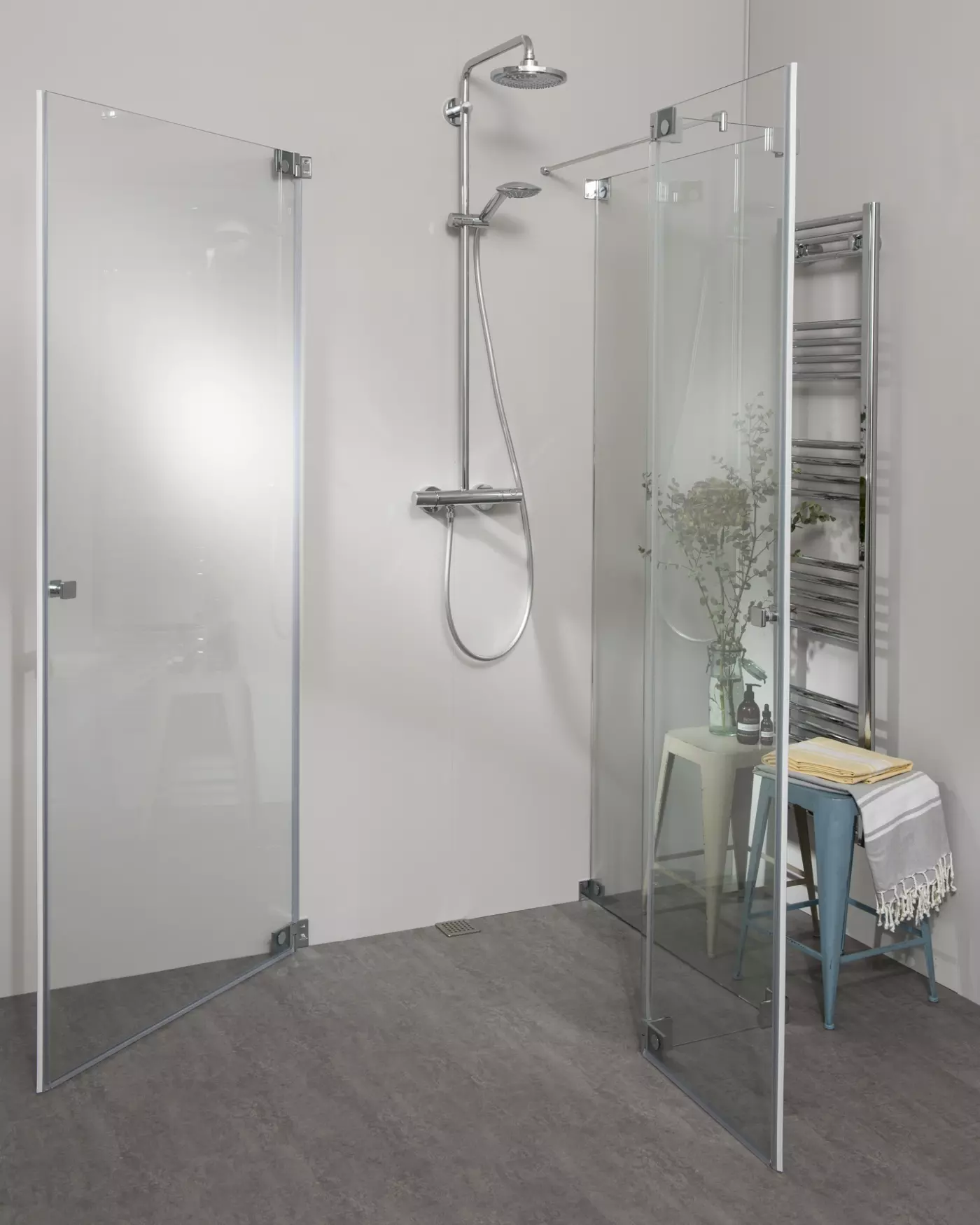 Duschkabine U Form neben Badewanne mit 2 Pendeltüren & Festwand, Sondermaße