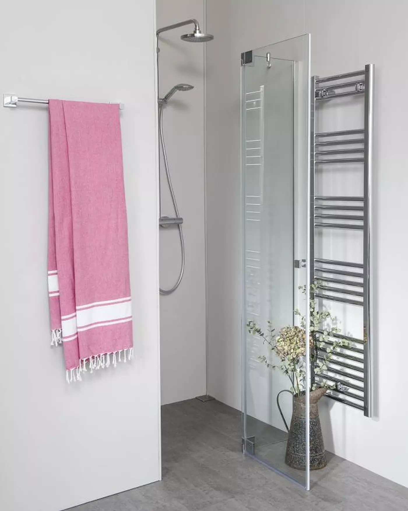 Nischendusche mit Pendeltür