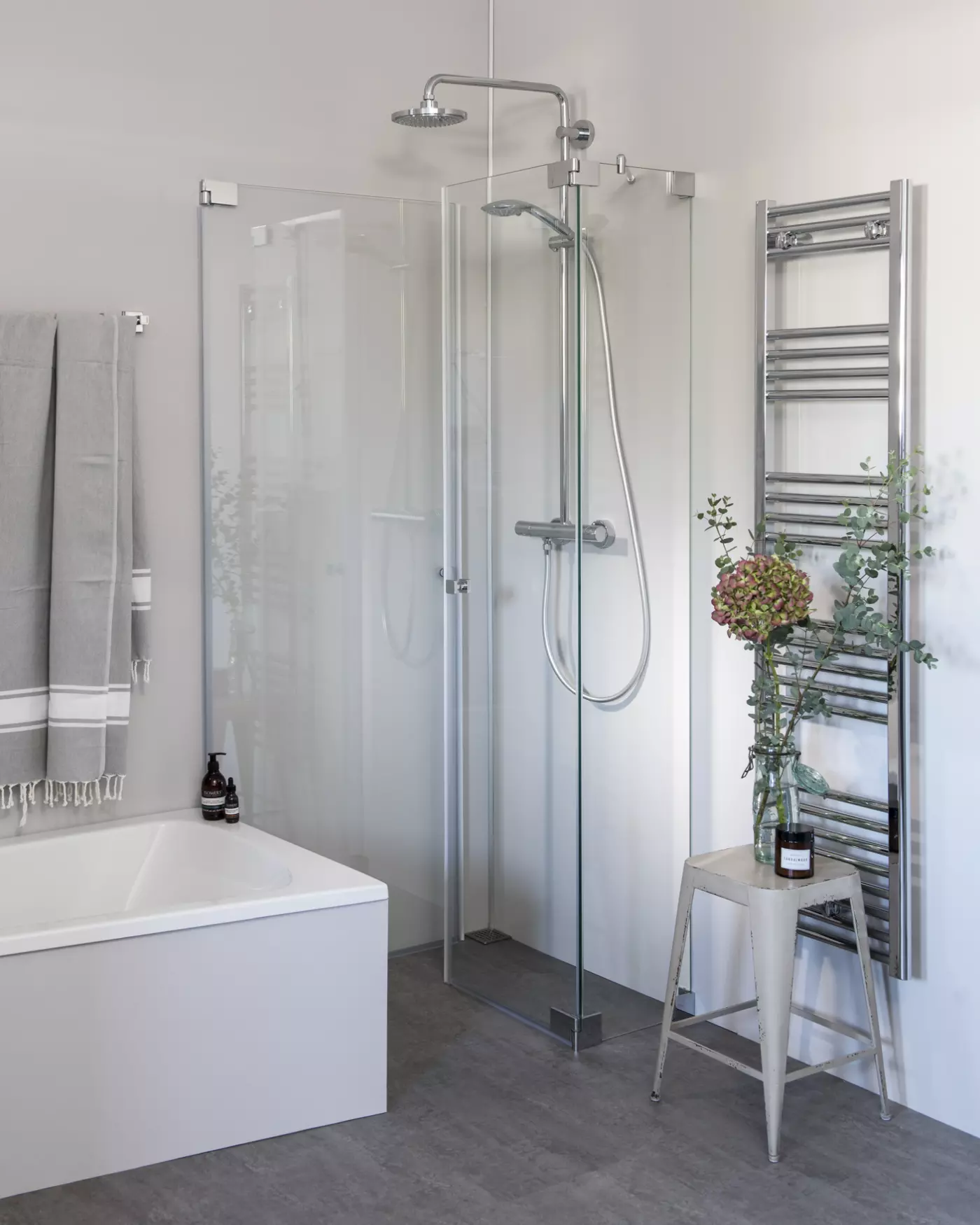 Eck Duschkabine neben Badewanne mit 2 Pendeltüren, groß