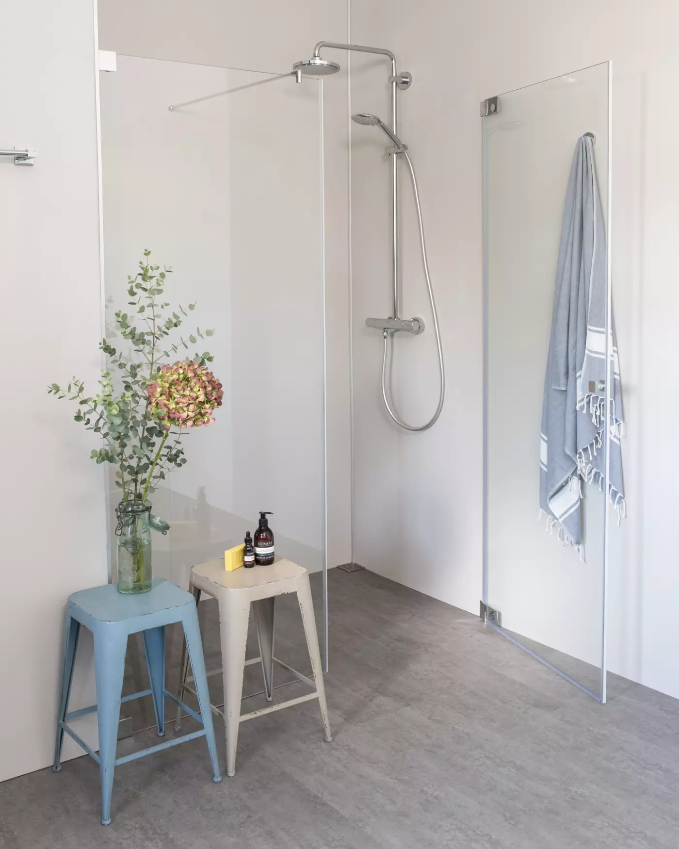 Nischendusche mit Pendeltür an Wand und zusätzlicher Festwand