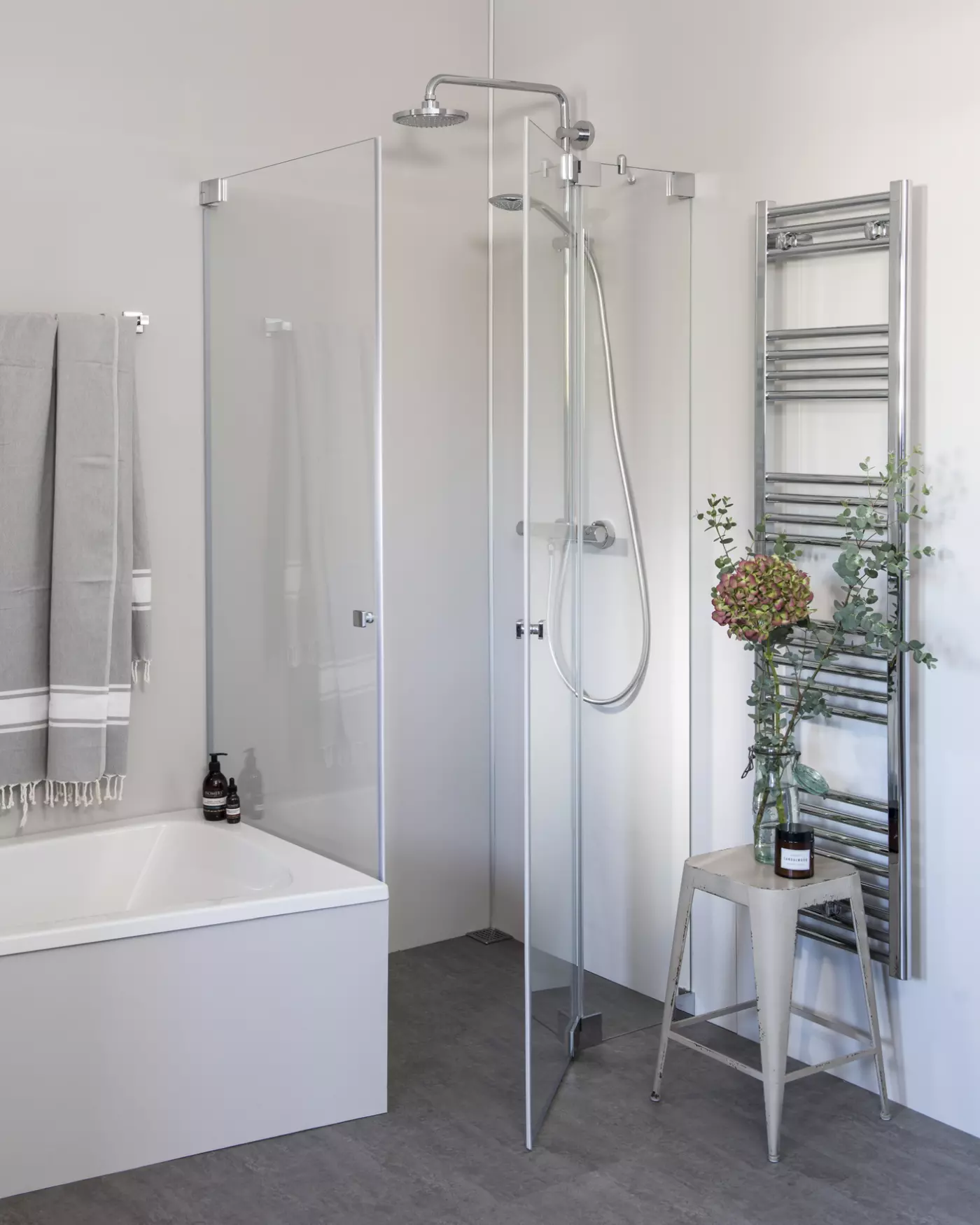 Eck Duschkabine neben Badewanne mit 2 Pendeltüren, groß