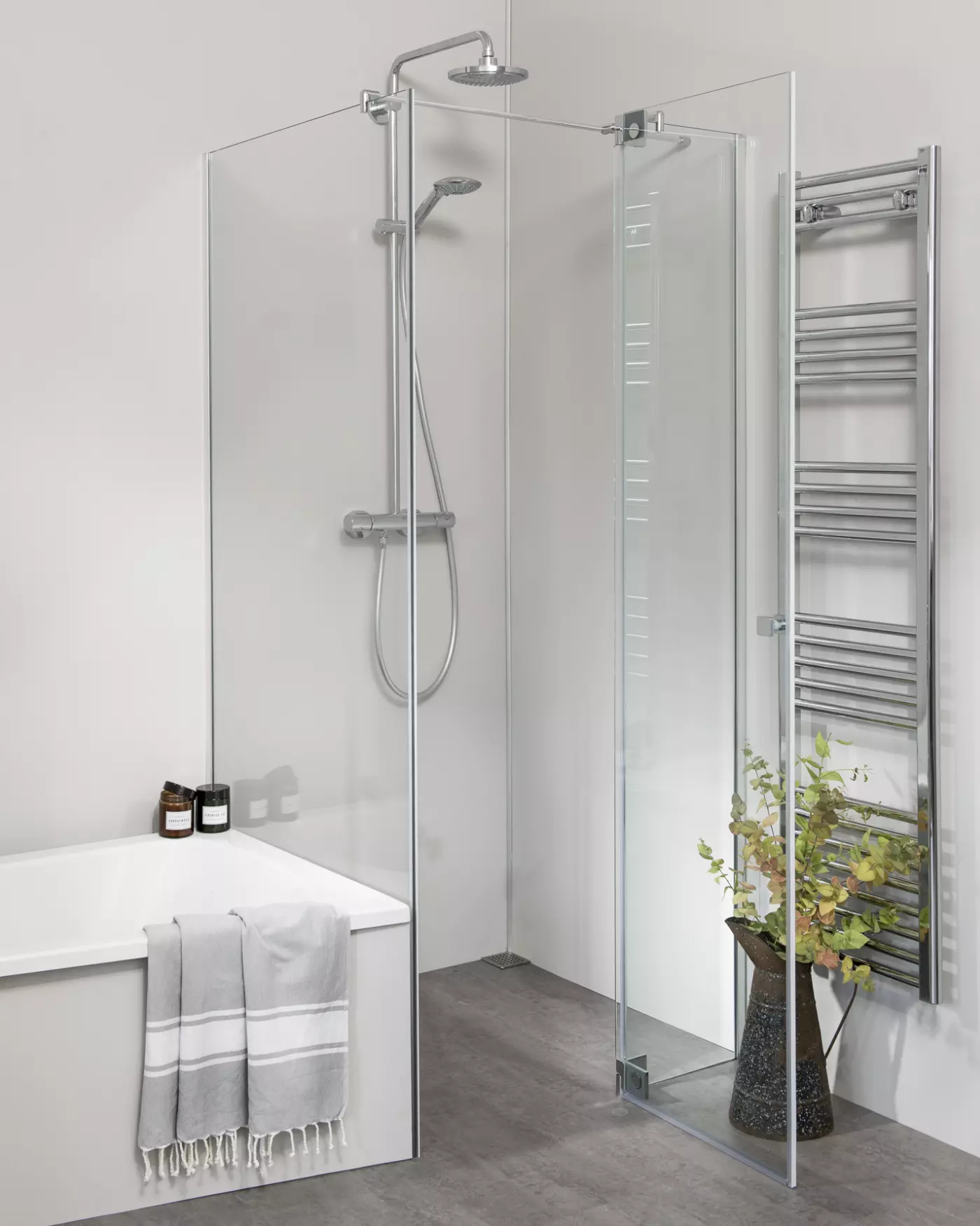Teilgerahmte Eck Duschkabine mit verkürzter Seitenwand neben Badewanne und Pendeltür