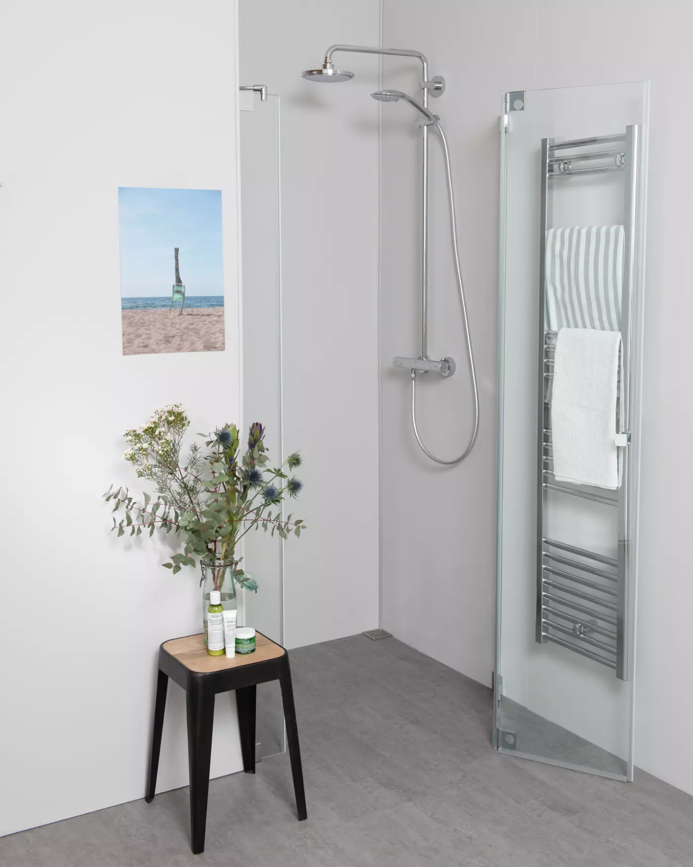 Nischendusche mit Pendeltür an Wand und zusätzlichem Festteil