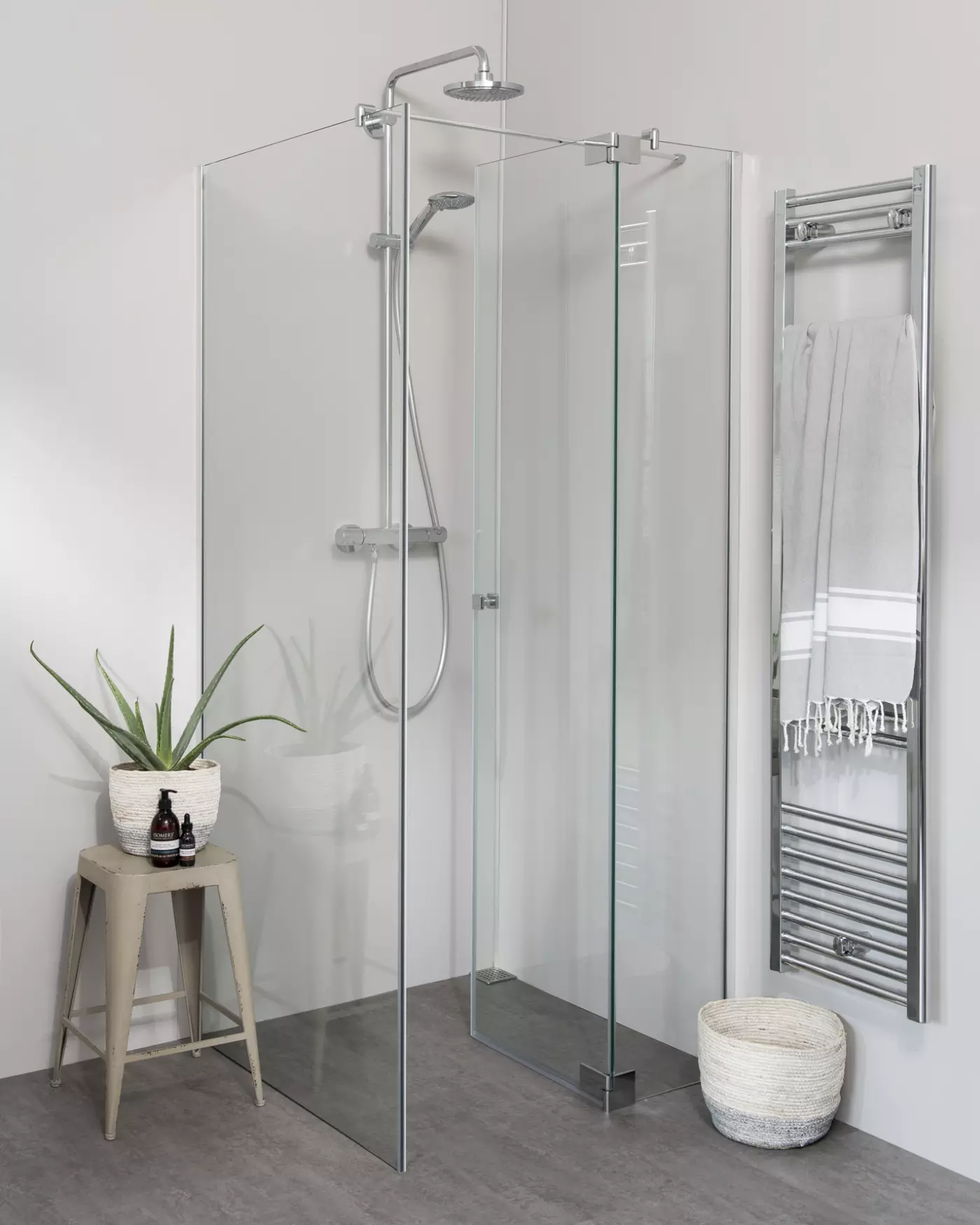Teilgerahmte Eckdusche mit Pendeltür und Festwand